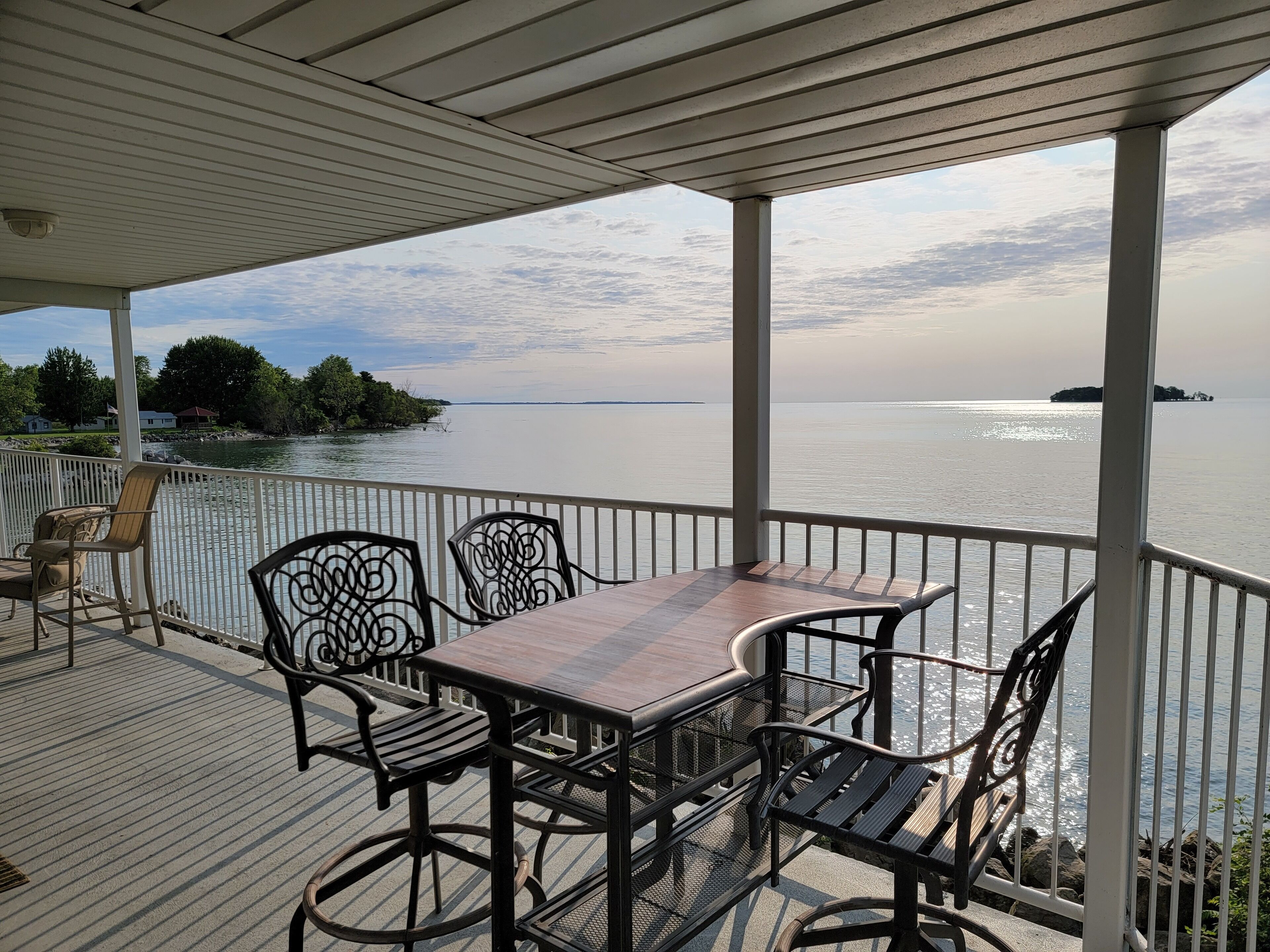Middle Bass Island-Premium Lakefront Condo with Large Lakefront Covered Patio 