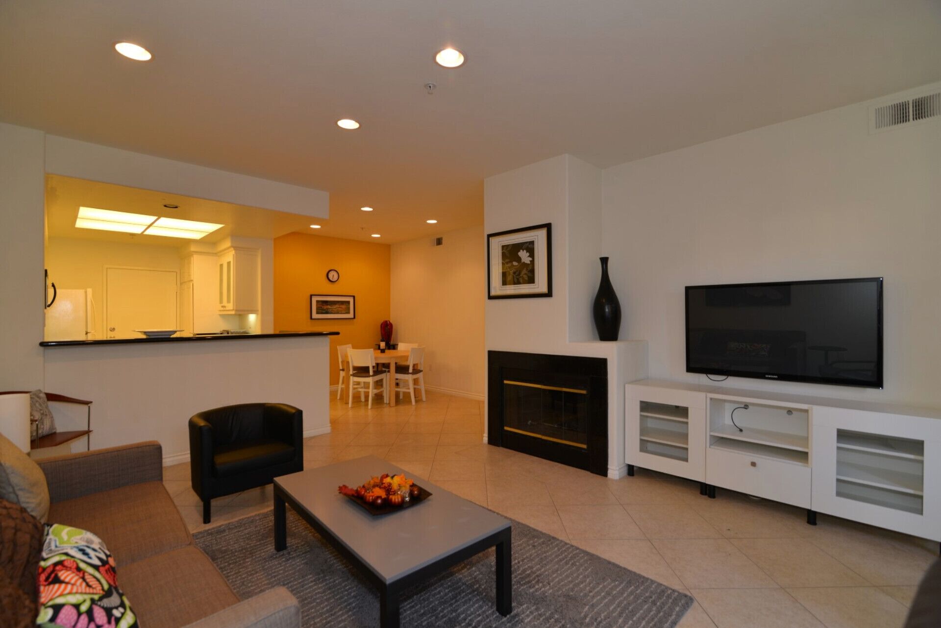 Irvine Resort Style 2 bedrooms/2 bathrooms furnished, 1 floor, attached garage