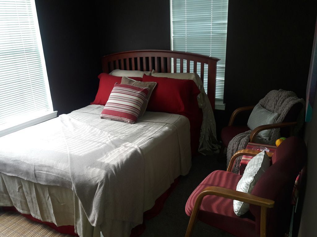 HOLIDAY SPECIAL!!!!!! One room studio quarters!!!!