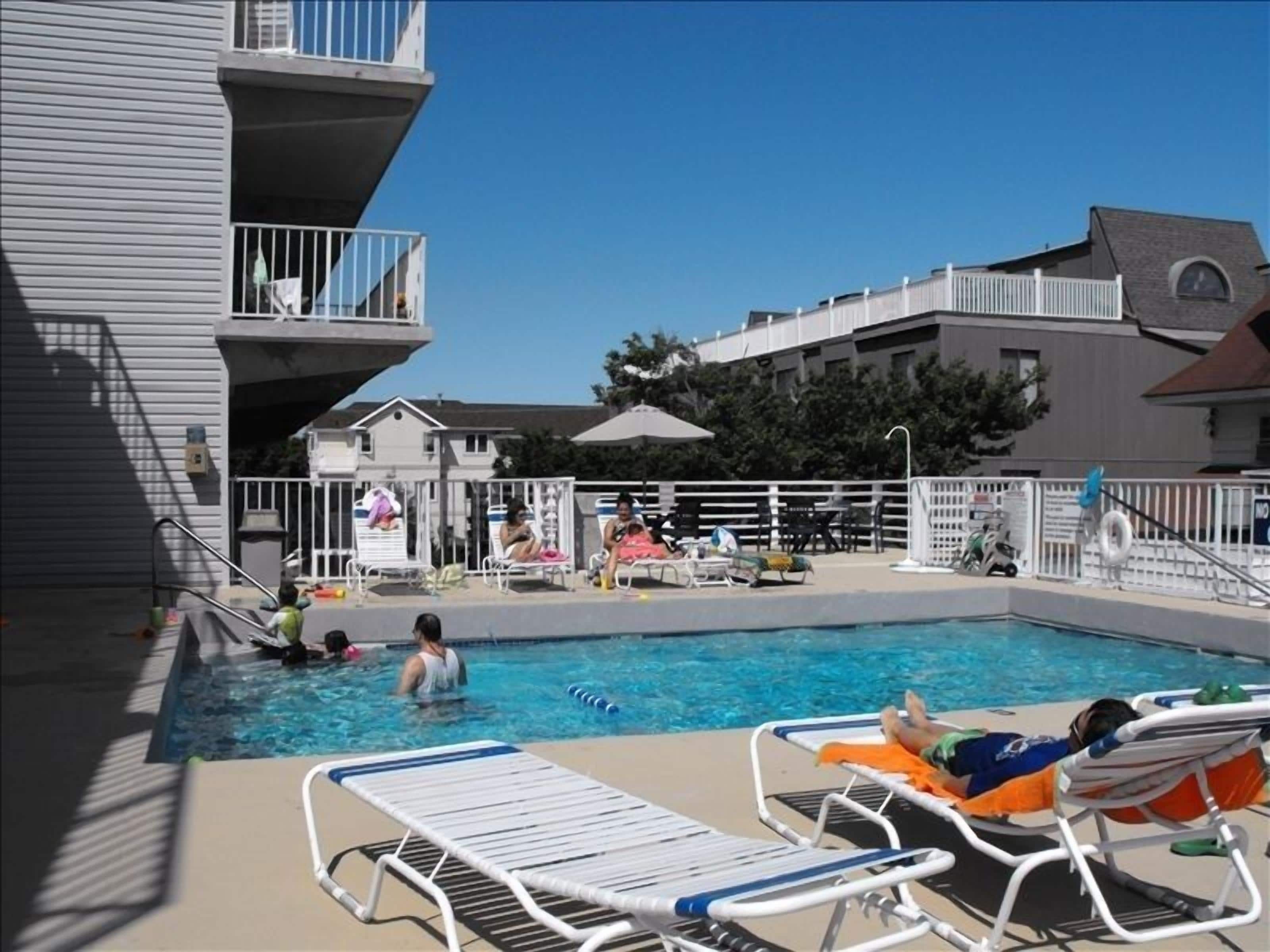 Top Floor - Elevator, 2 Bed,1 Bath, 1 Block to Beach, POOL!