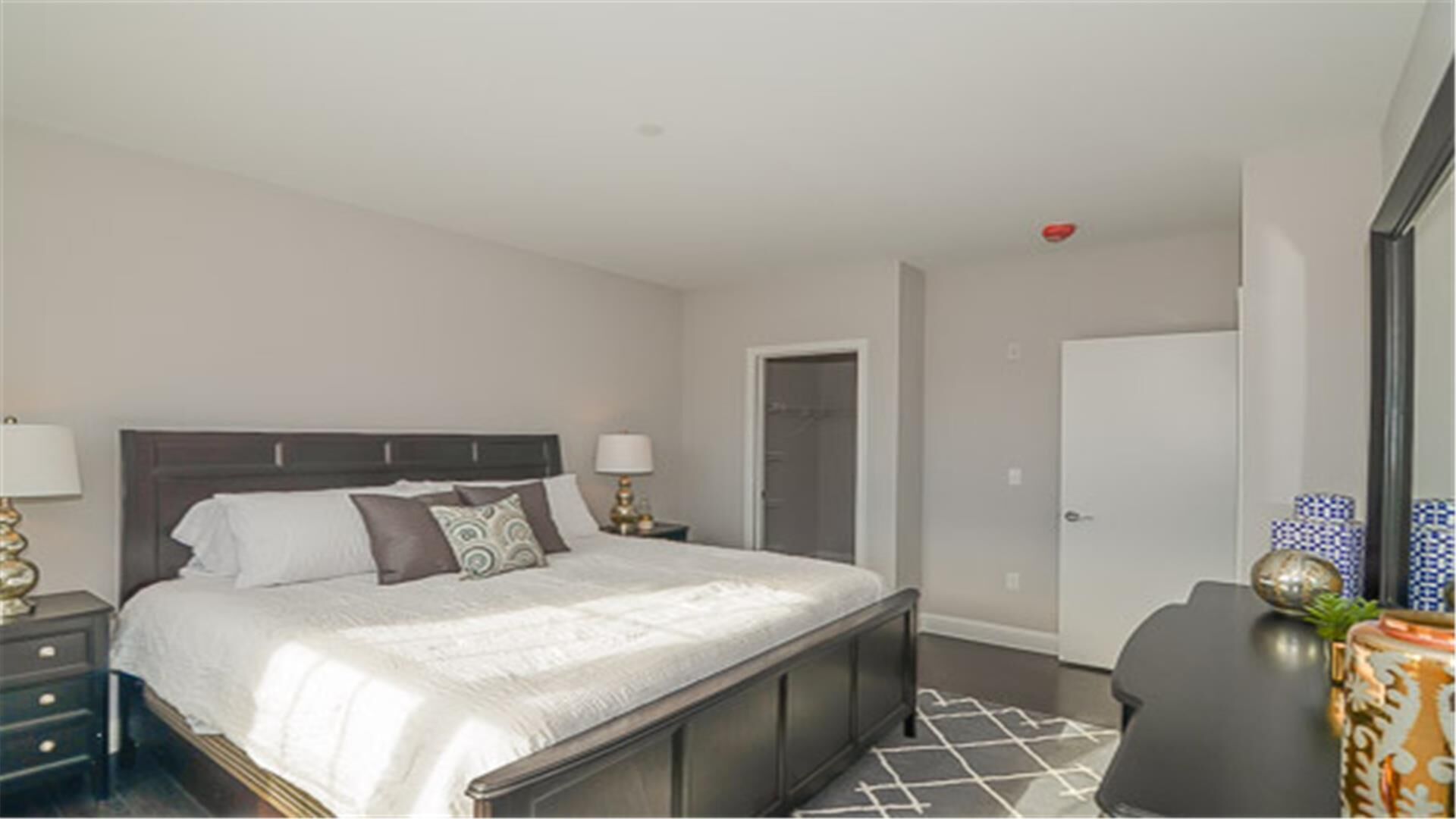 Beautiful New Apartment near Moody St / Commuter Rail Into Boston