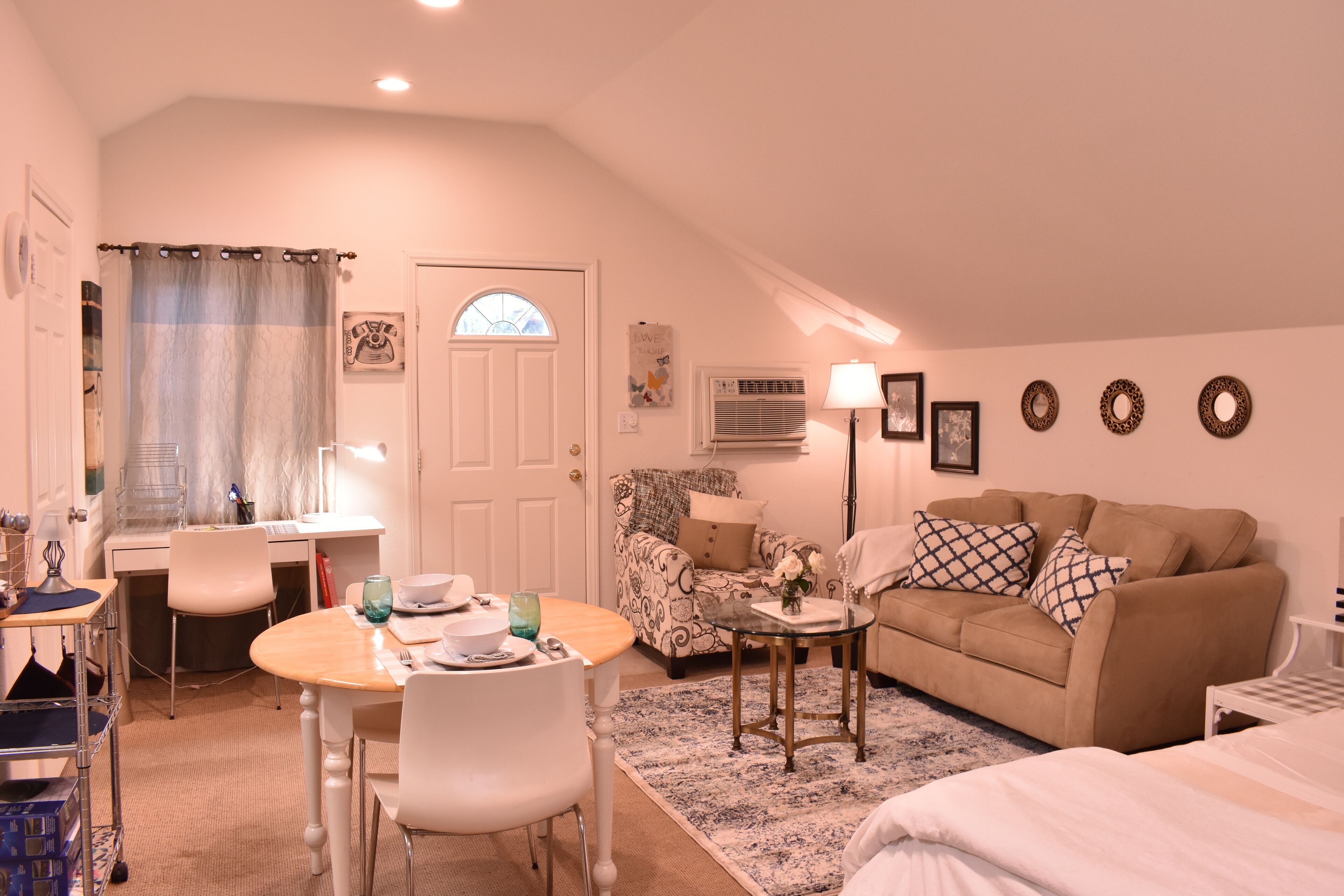 Lite & Airy Sherman Oaks Studio w/garden, close to Universal Studios.