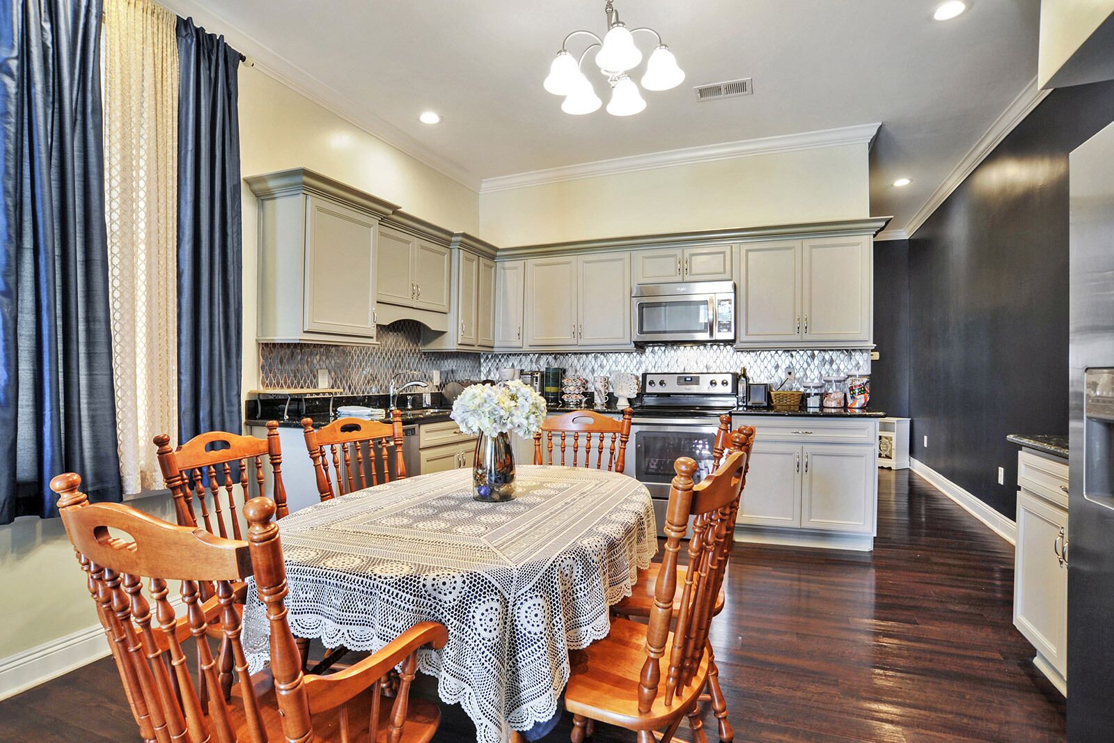 Historic Garden District 2-Story Home-$2500/week and Luxury Transportation