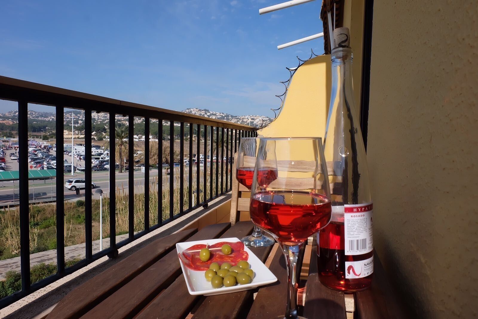 Bright, spacious apartment in Moraira town with vineyard and mountain views, 