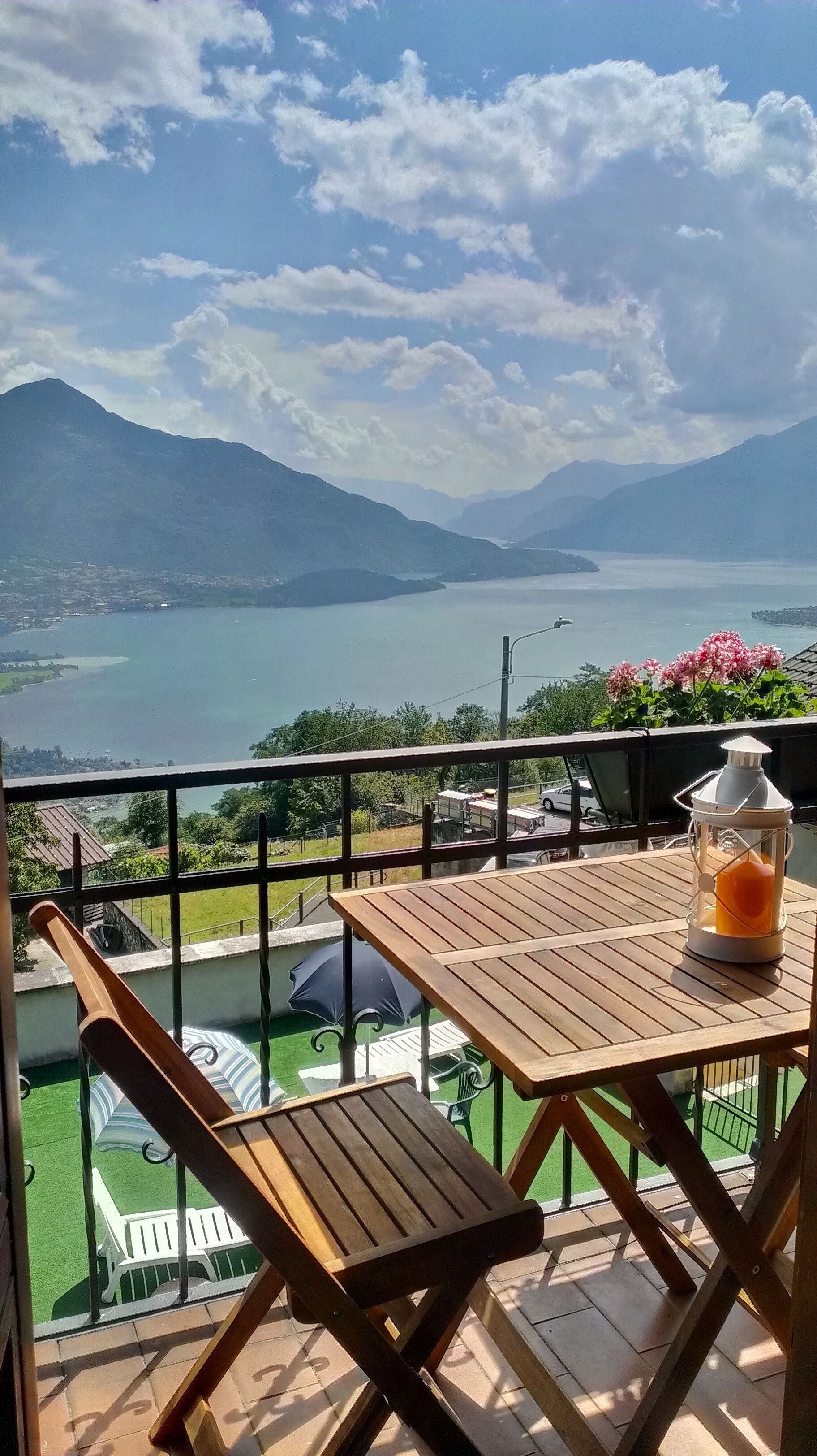 Apartment with stunning views of Lake Como in the quiet of the mountains.