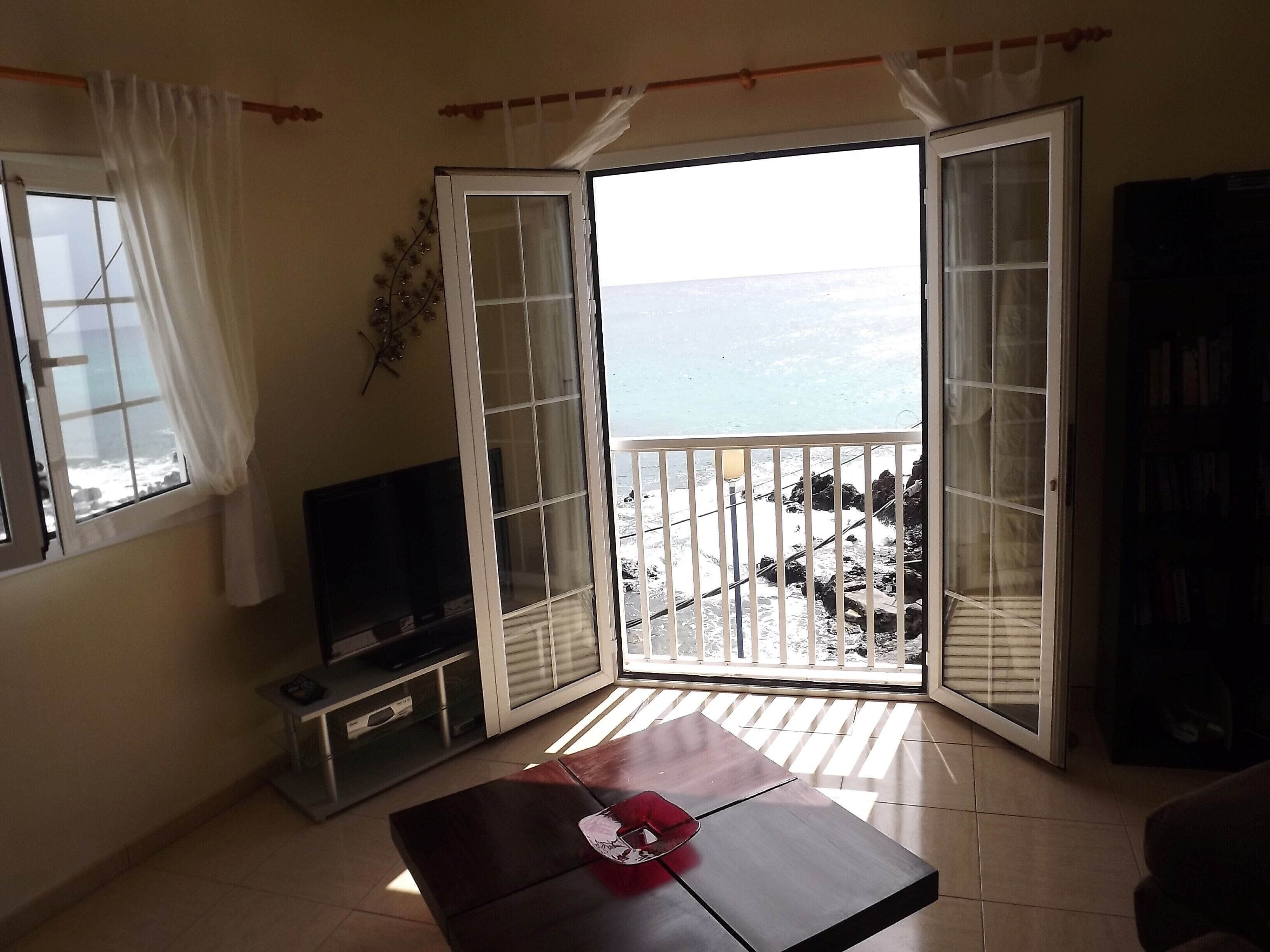 Waterfront Apartment with roof Terrace.  Children free in summer.