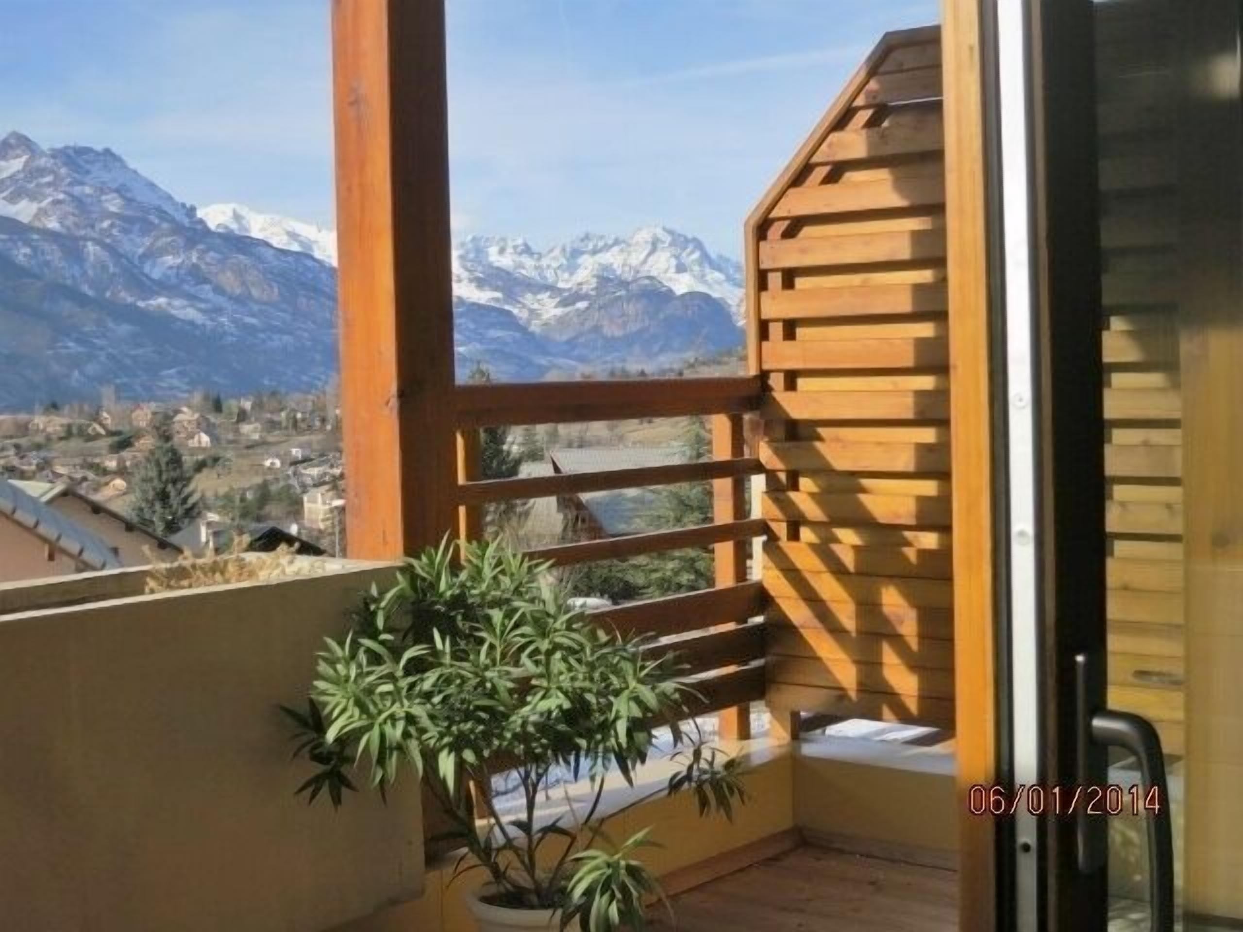 Appart facing the Ecrins massif