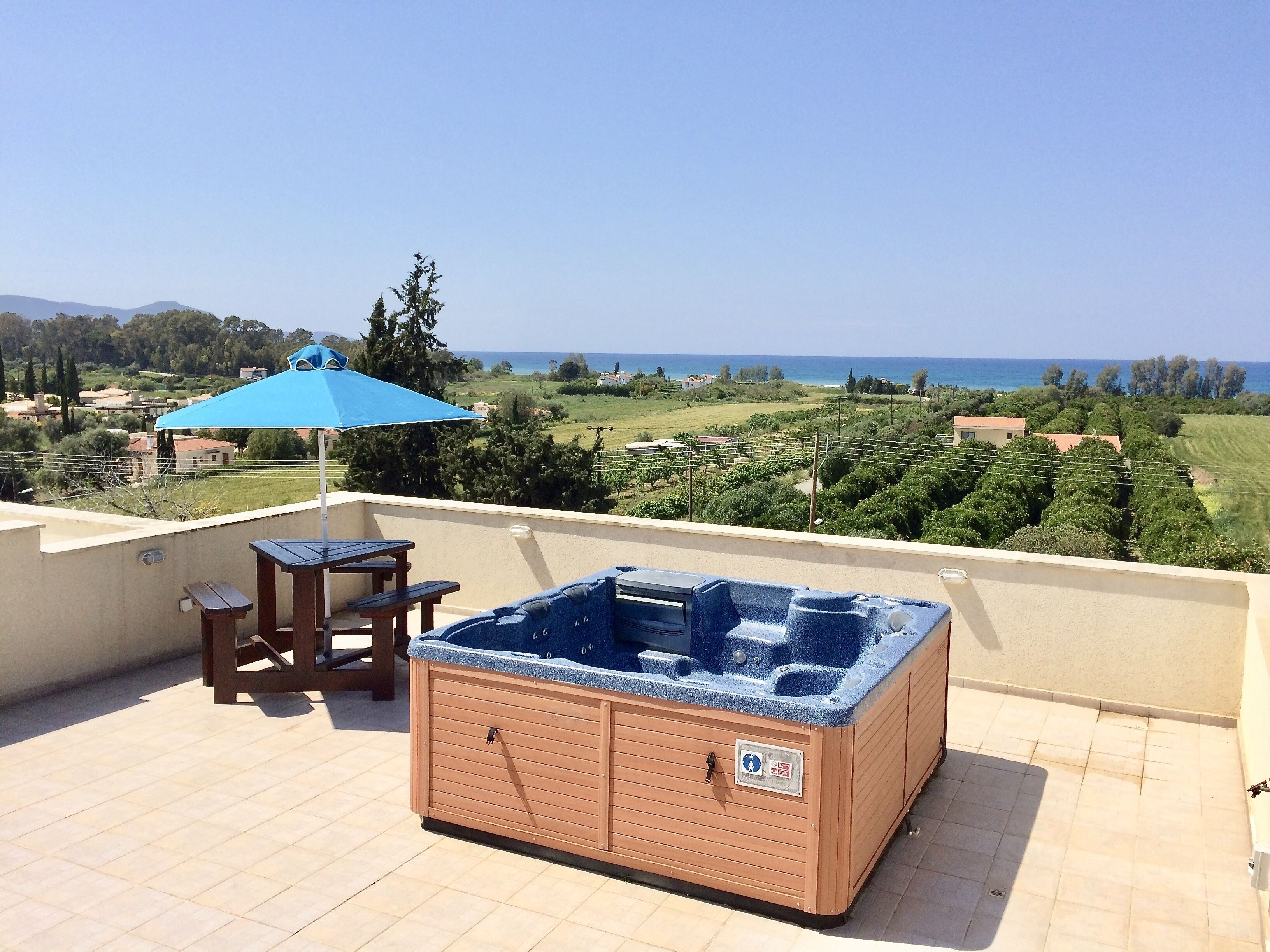 Stunning Polis Penthouse w/ private roof Hot Tub, close to beach & free wifi