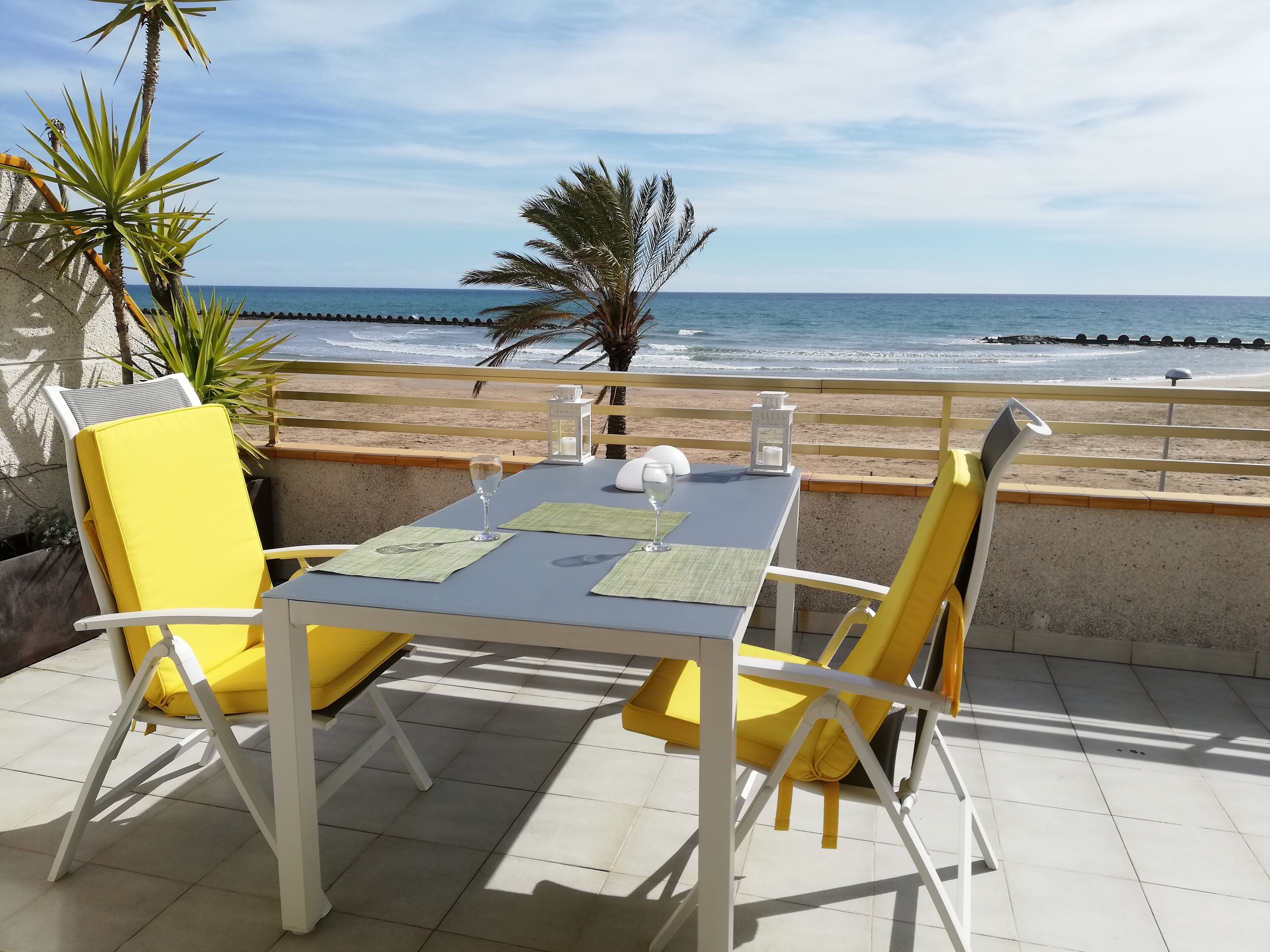 Apartment with a big terrace & wonderful views to the beach and swimming pool