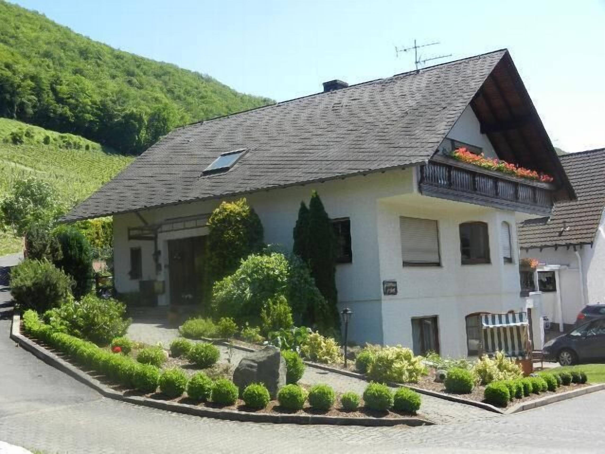 Newly furnished comfort vacation apartment on the foot of Castle Thurant in Alken