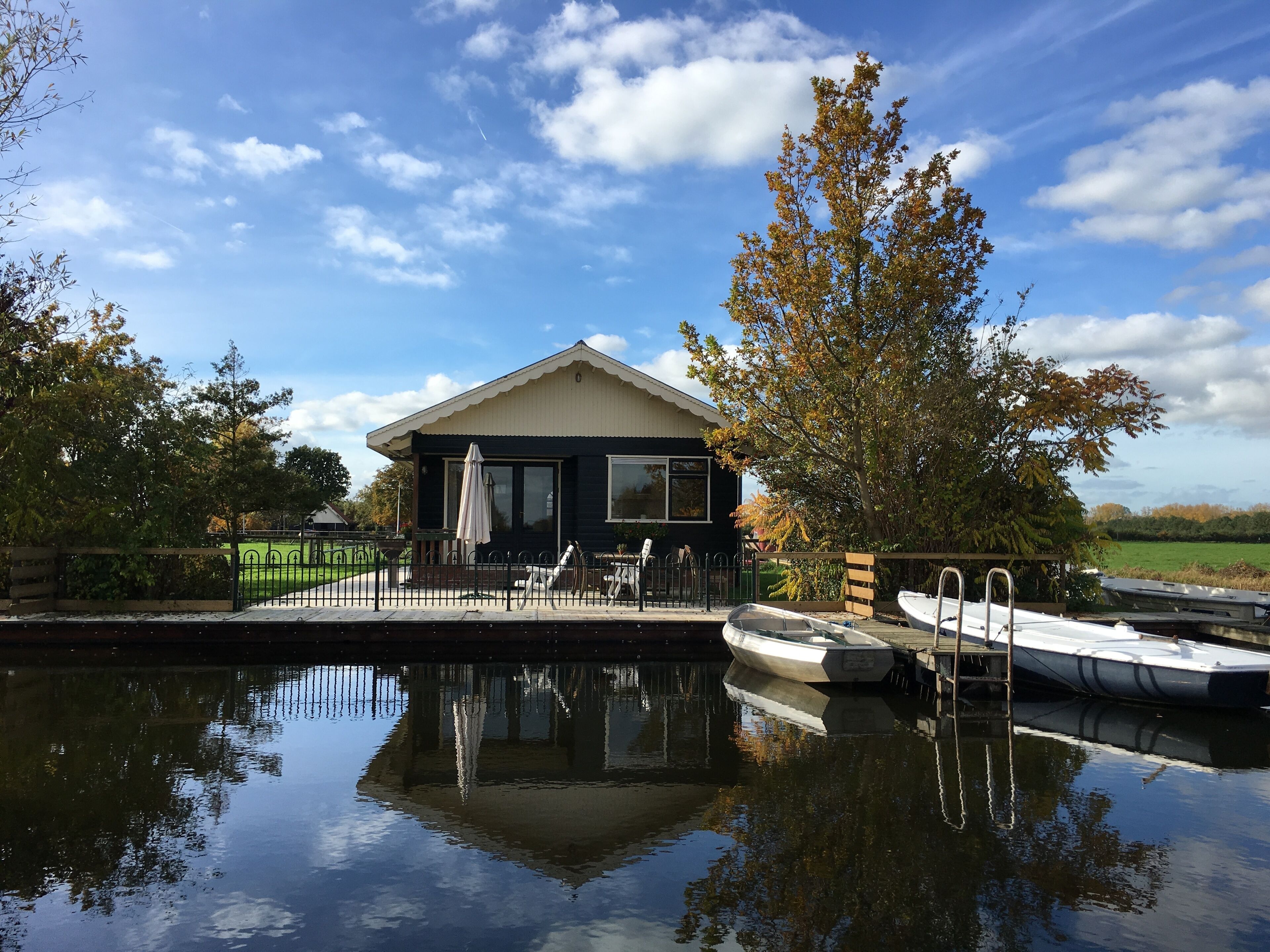 De Duif - Small country house, directly on the lake, in a nature reserve 