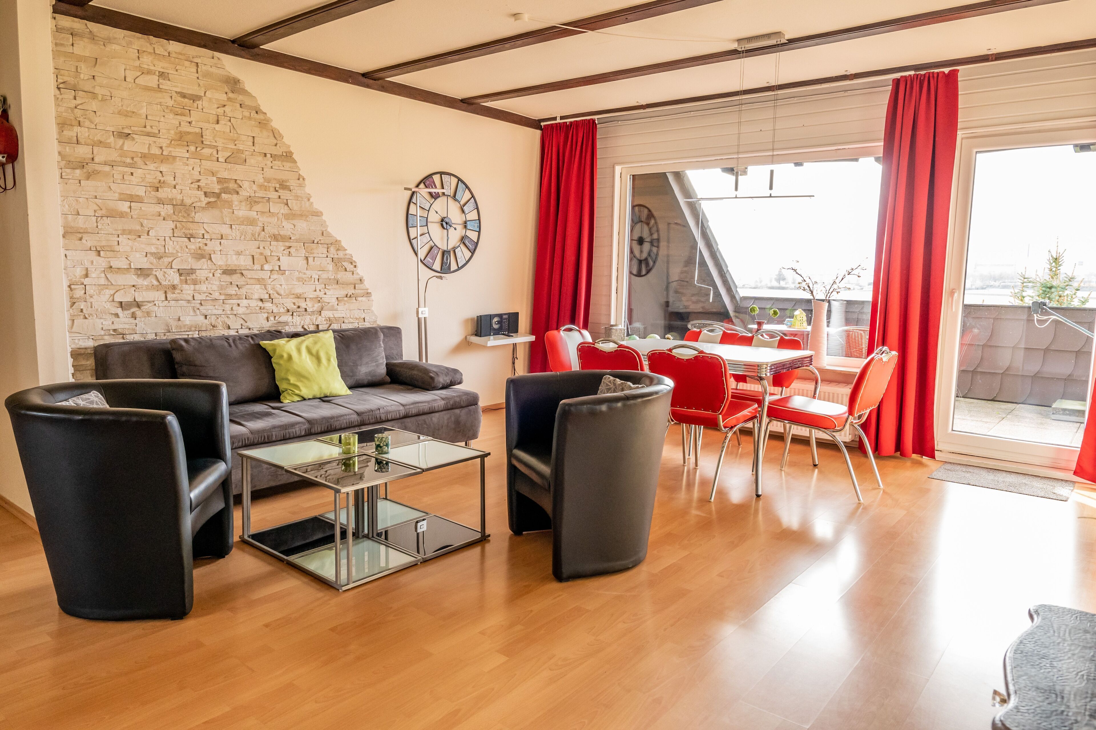 Gr. Apartment, Hercules view, quiet, close to the city, WiFi, up to 6 pers., balcony, parking lot