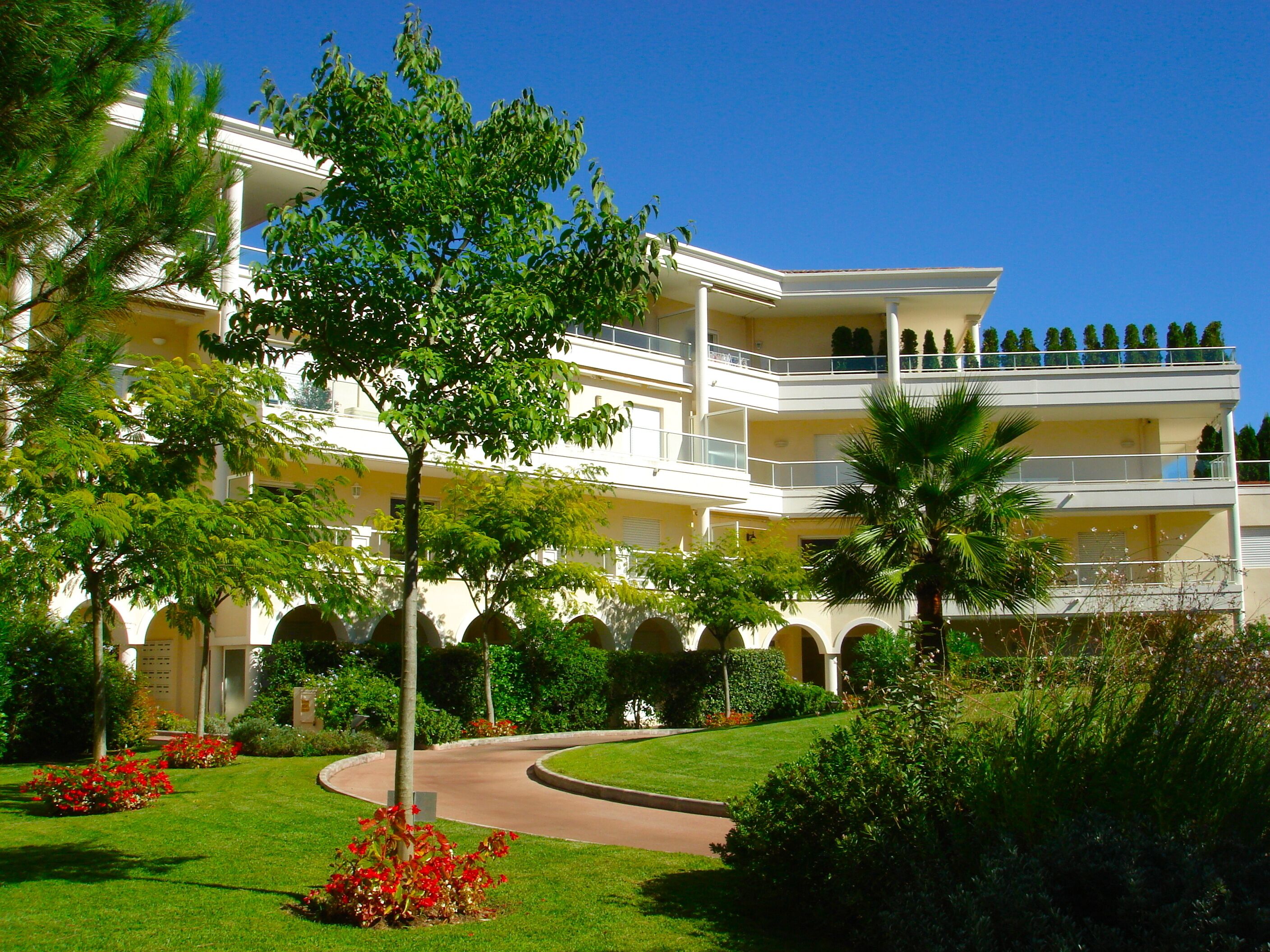 Apartment in peaceful location. Ideal for couples & young families.