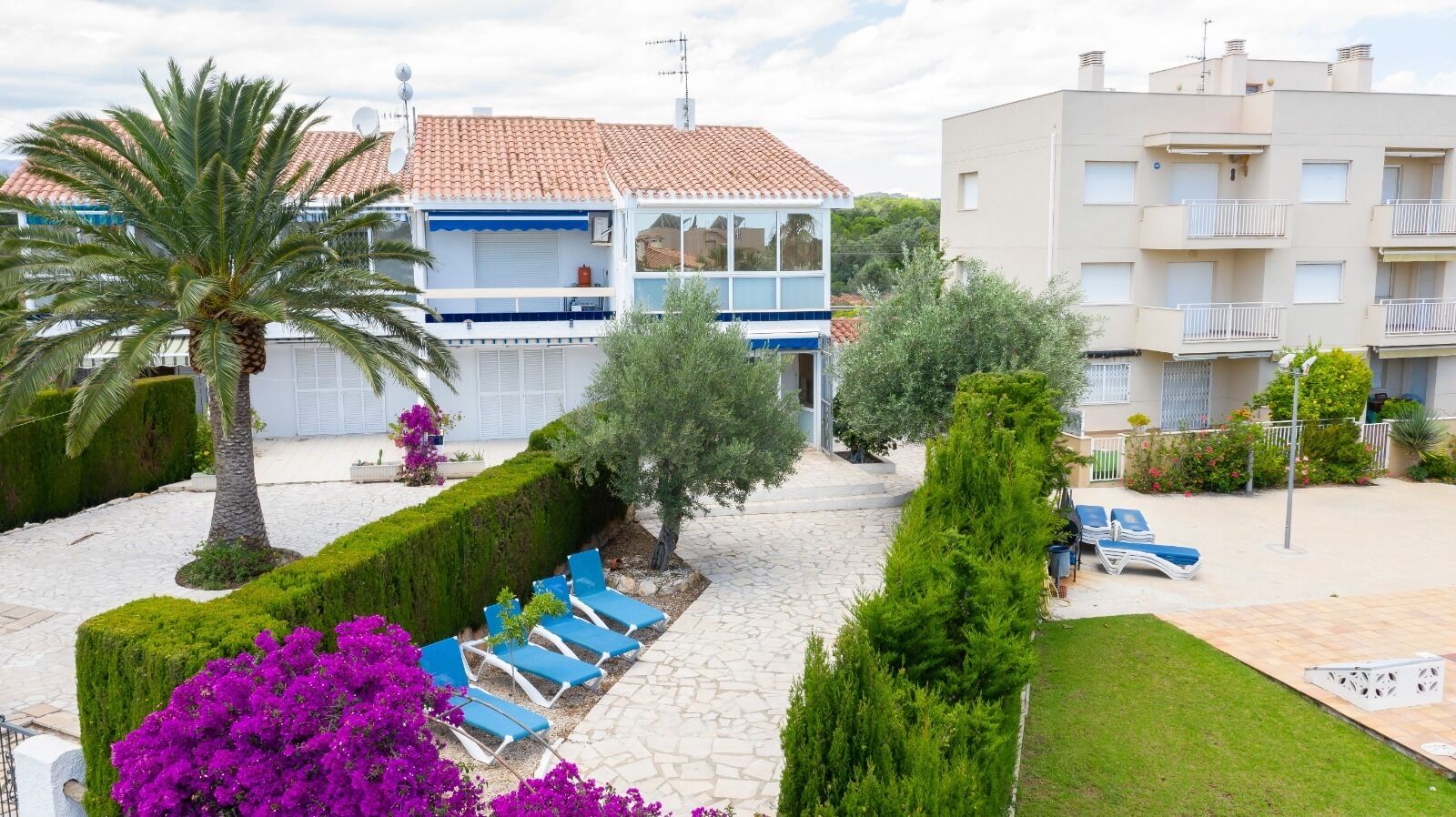 Apartment with private garden 100 meters from the beach