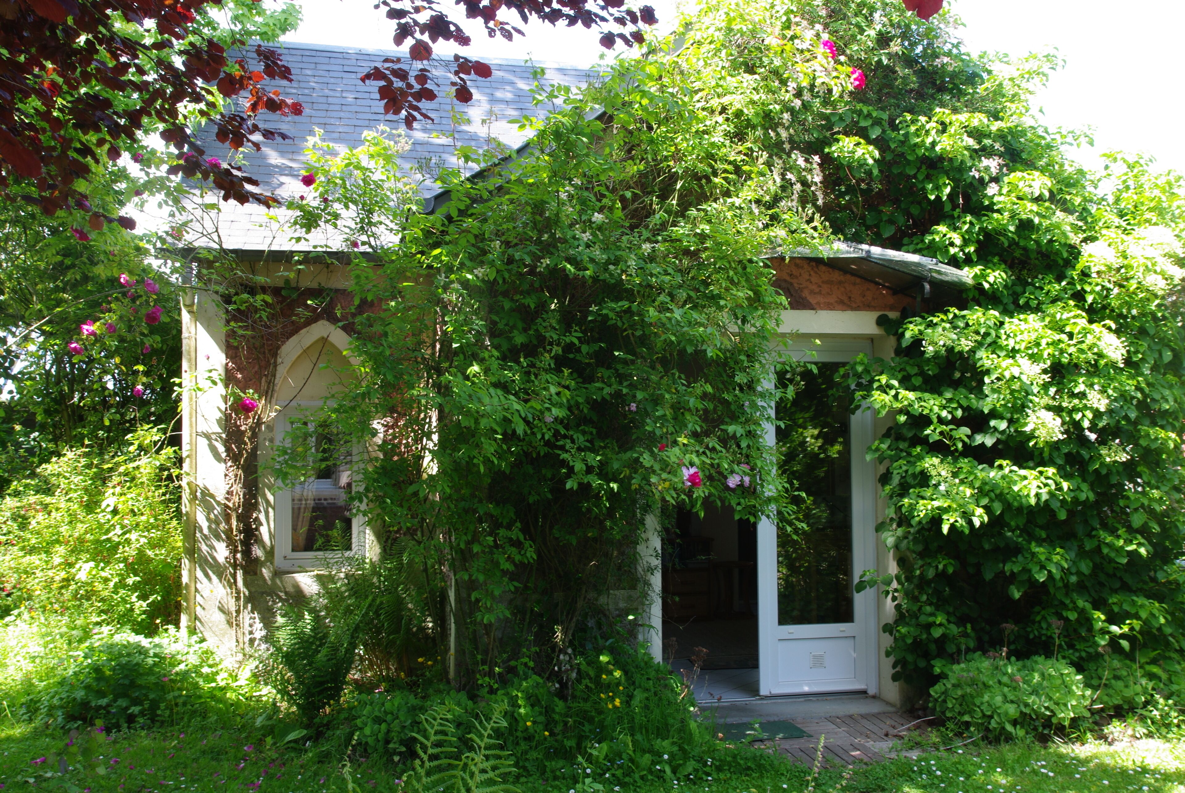 Small independent cottage in Norman property from the 19th