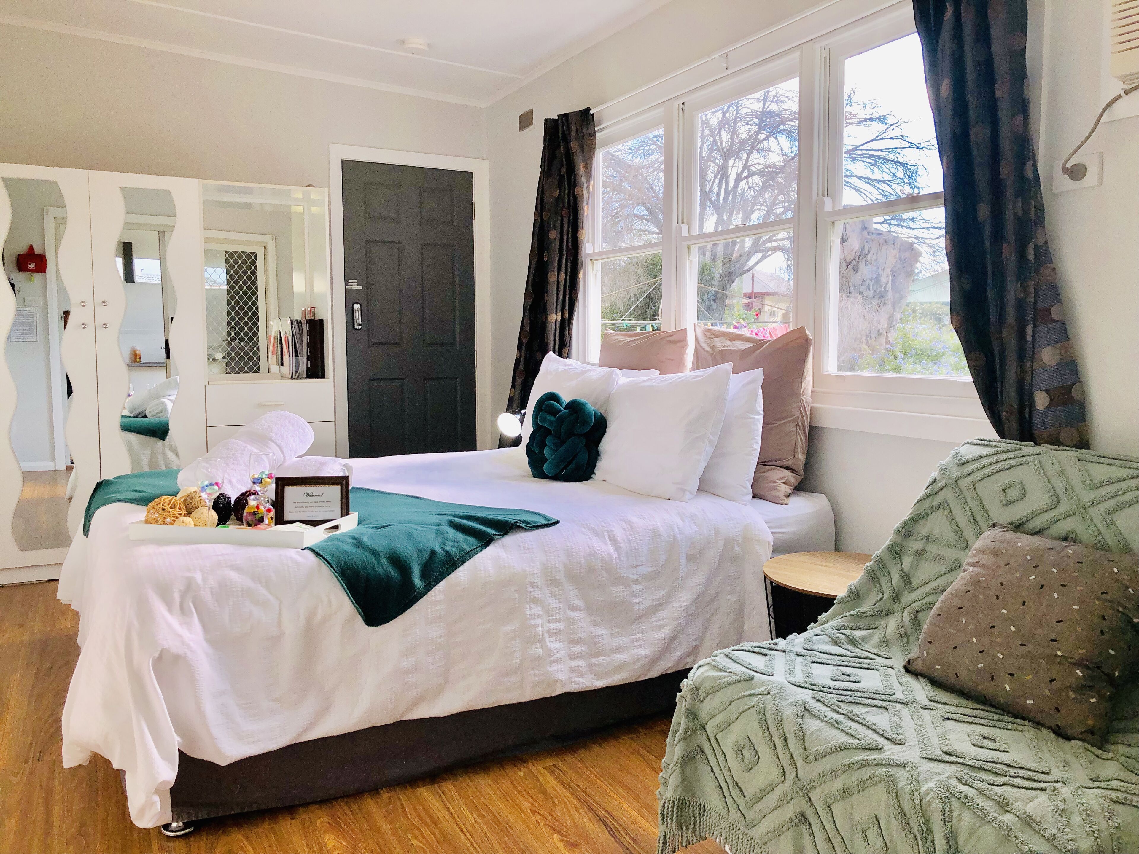 Spacious Studio with private kitchennette Hunter Valley