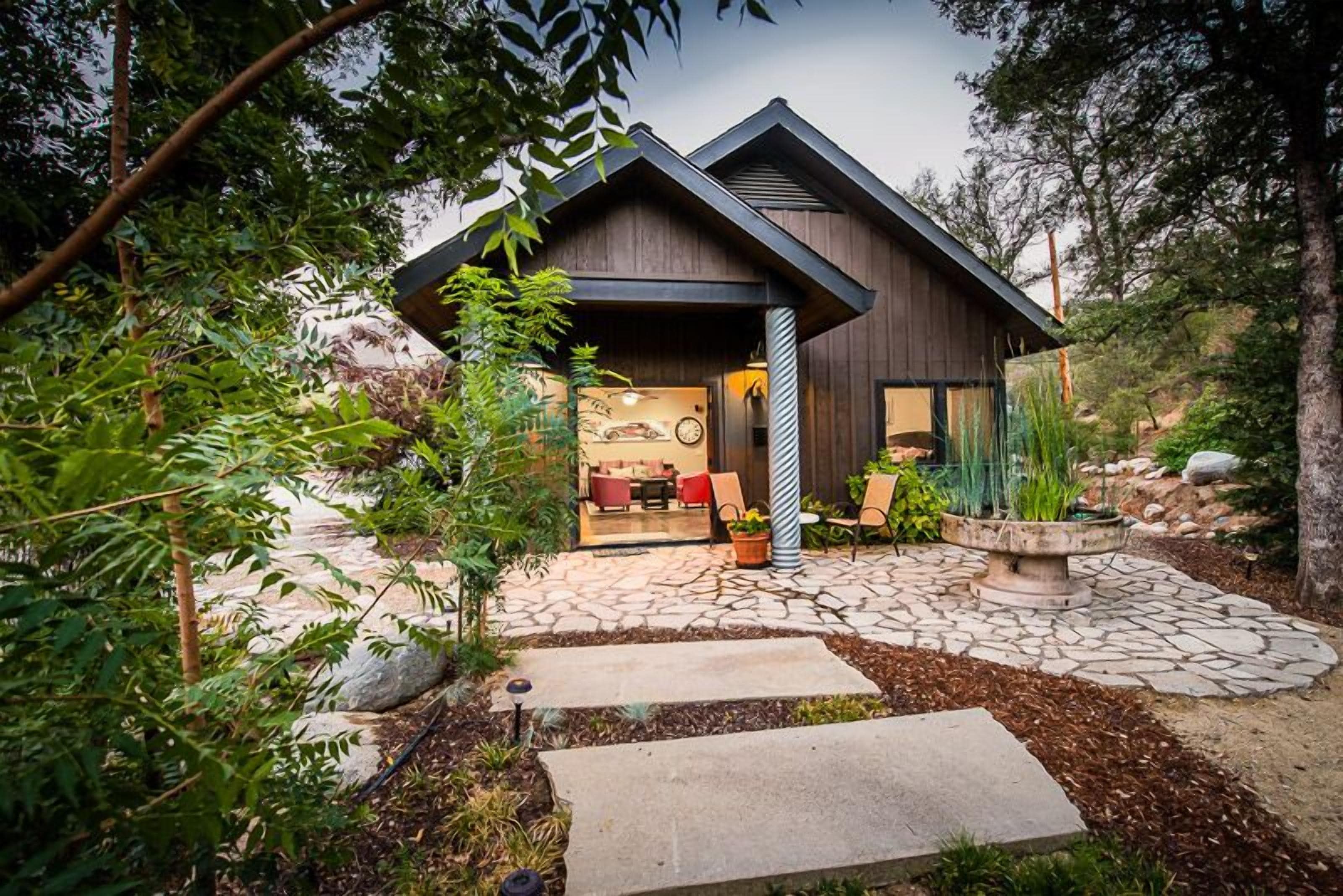 Newest Suite w/River Access, 7 Minutes to Sequoia Park 