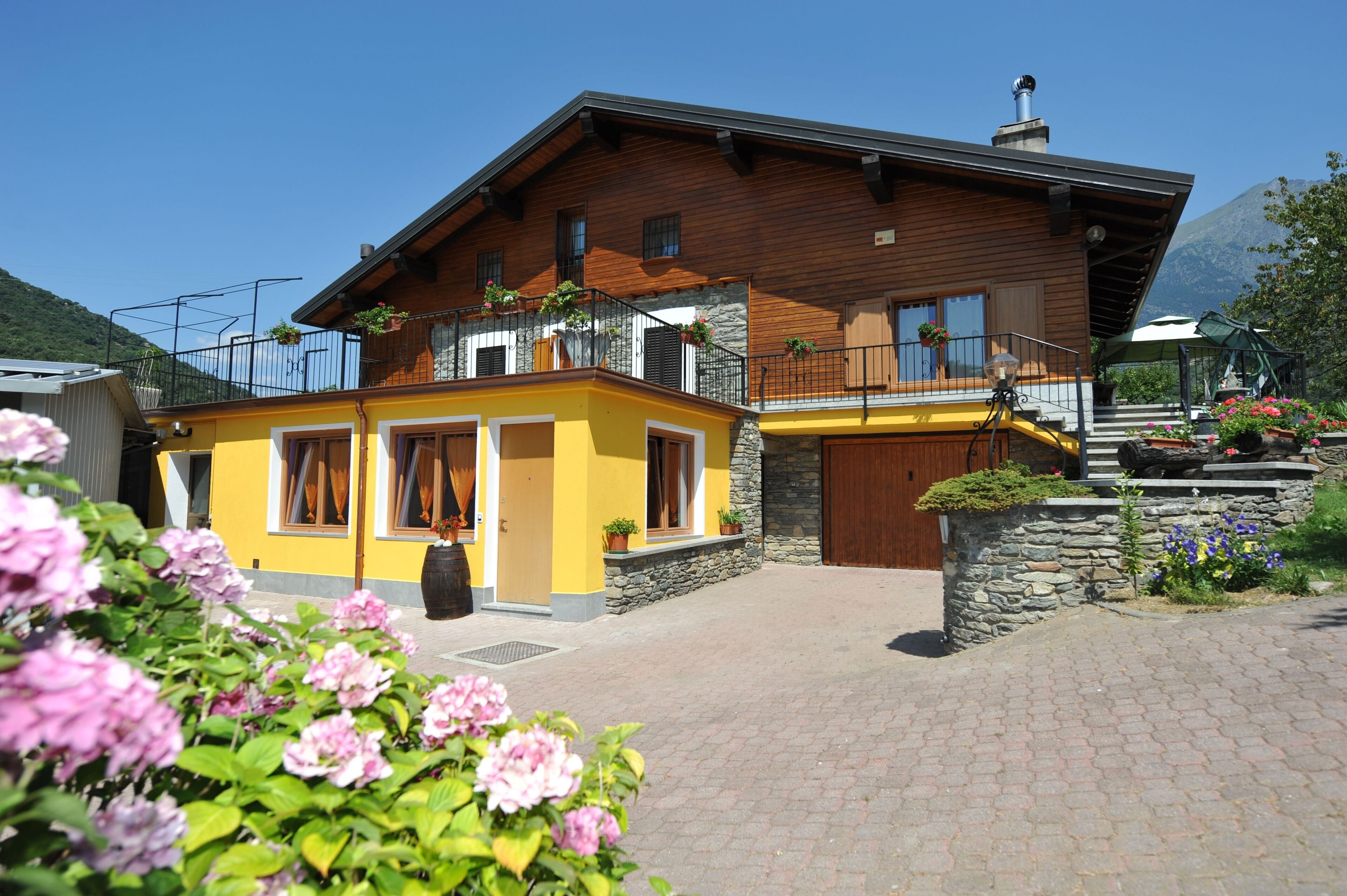 Apartment in a quiet house, surrounded by greenery, in the center of the Valley