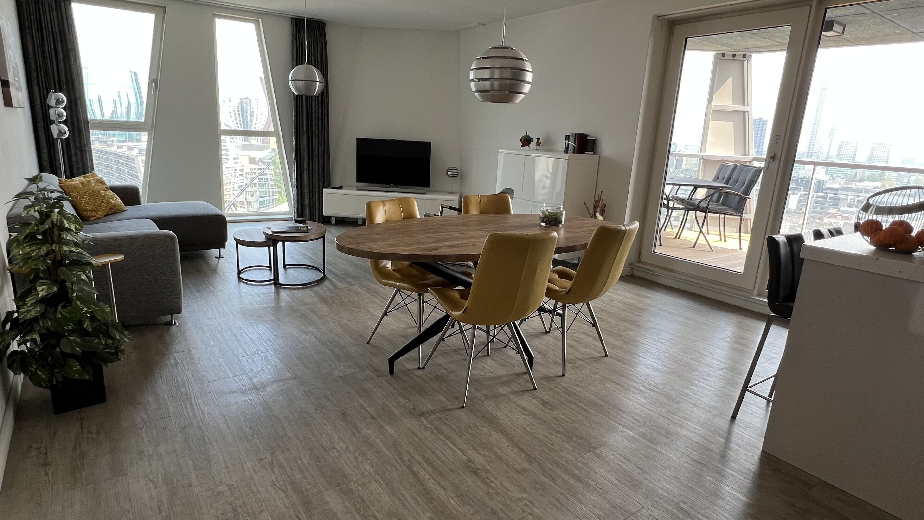 Apê Calypso, luxury holiday apartment center of Rotterdam with view and balcony