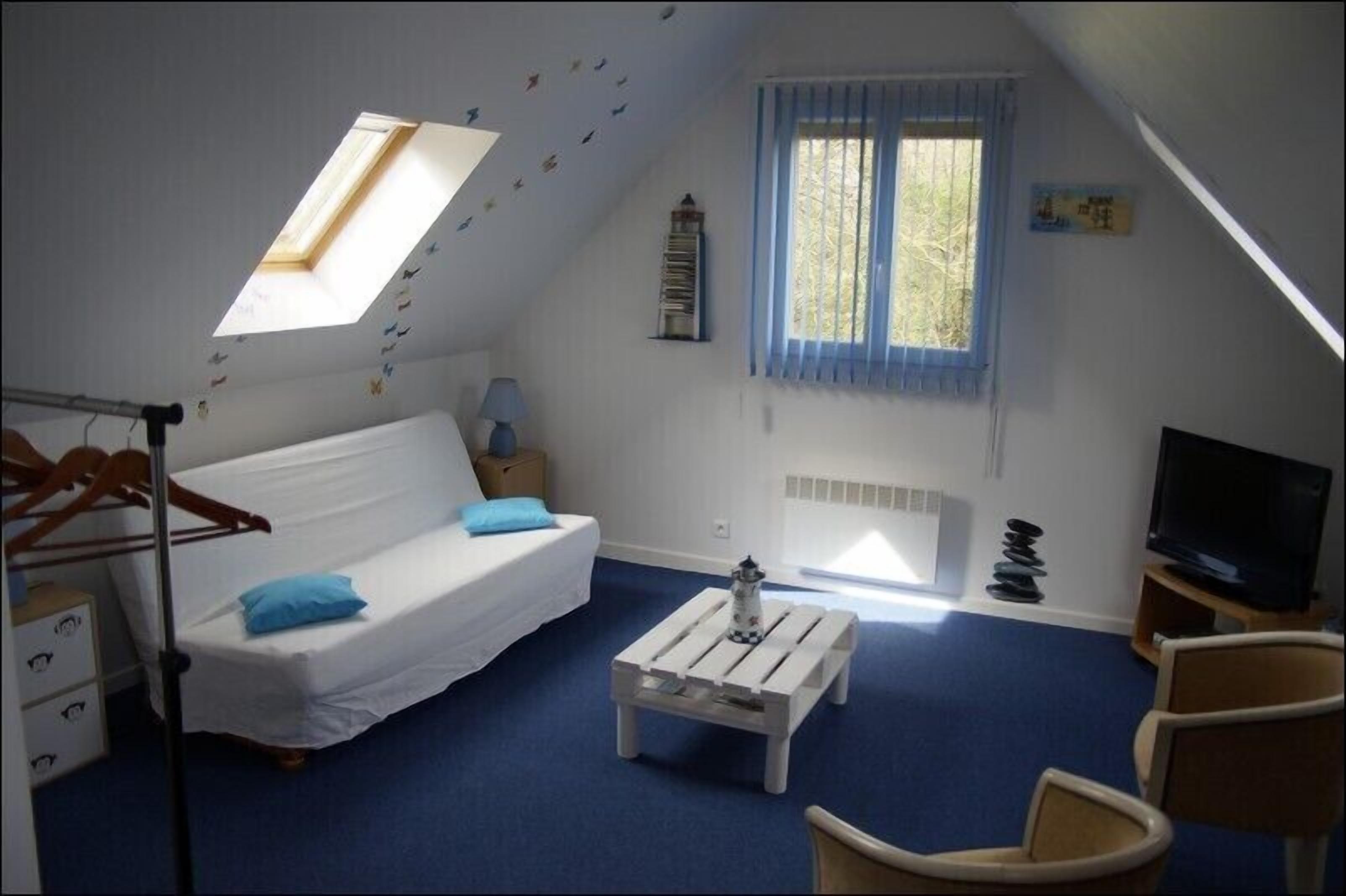 Apartment between land and sea