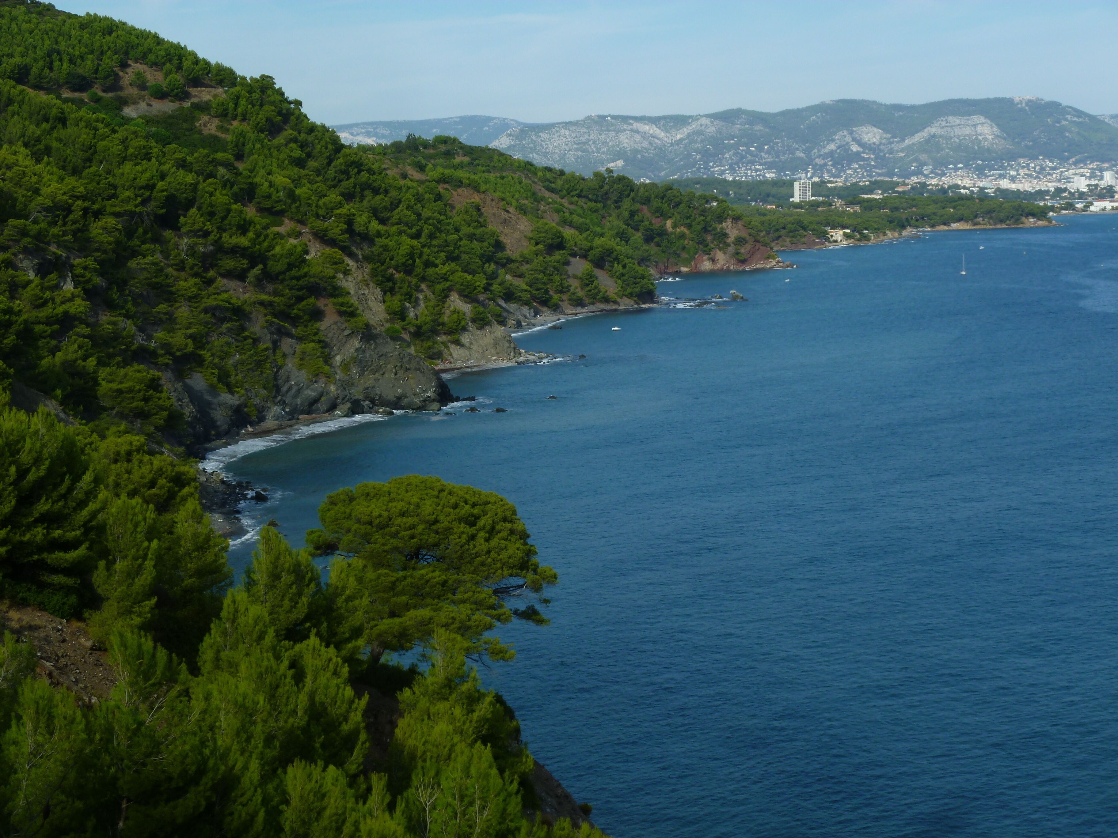 Charming garden level. Between beaches and coves. Sea view. Preserved and calm site.