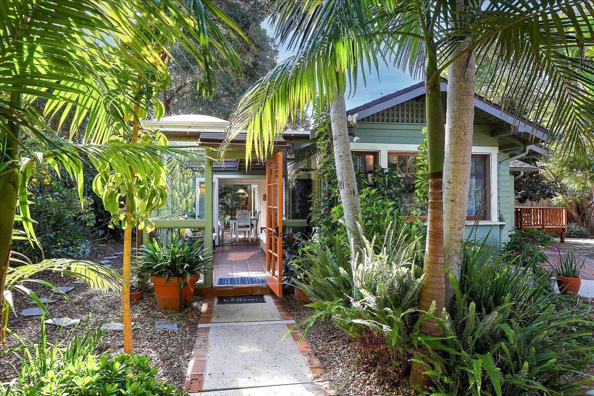 Hammonds Beach Haven w/ Yard, Deck & Sunroom-Walk to the beach, 1 block to Rosewood Miramar!