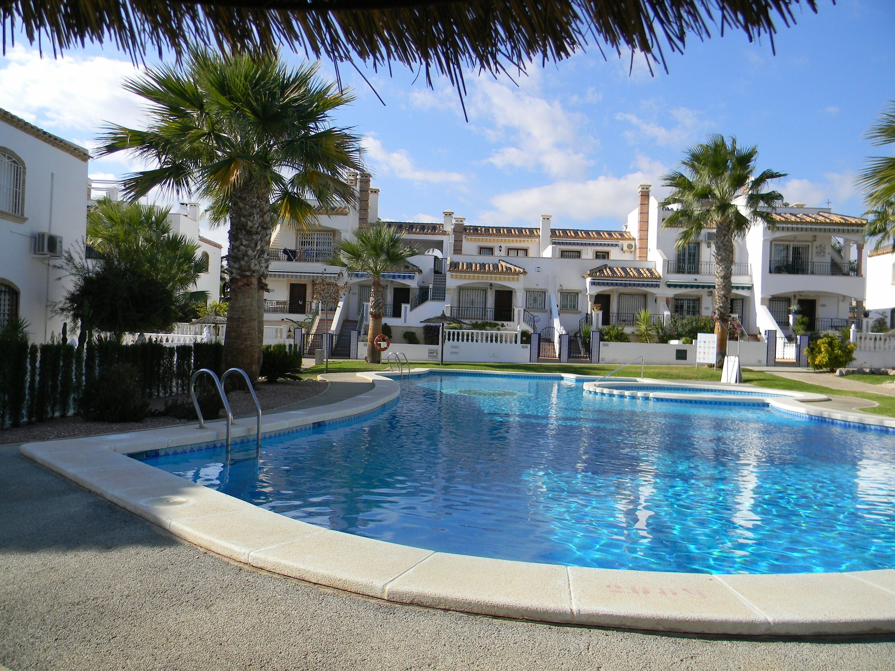Stylish 2 Bed Apartment close to all amenities for winter & summer sunshine