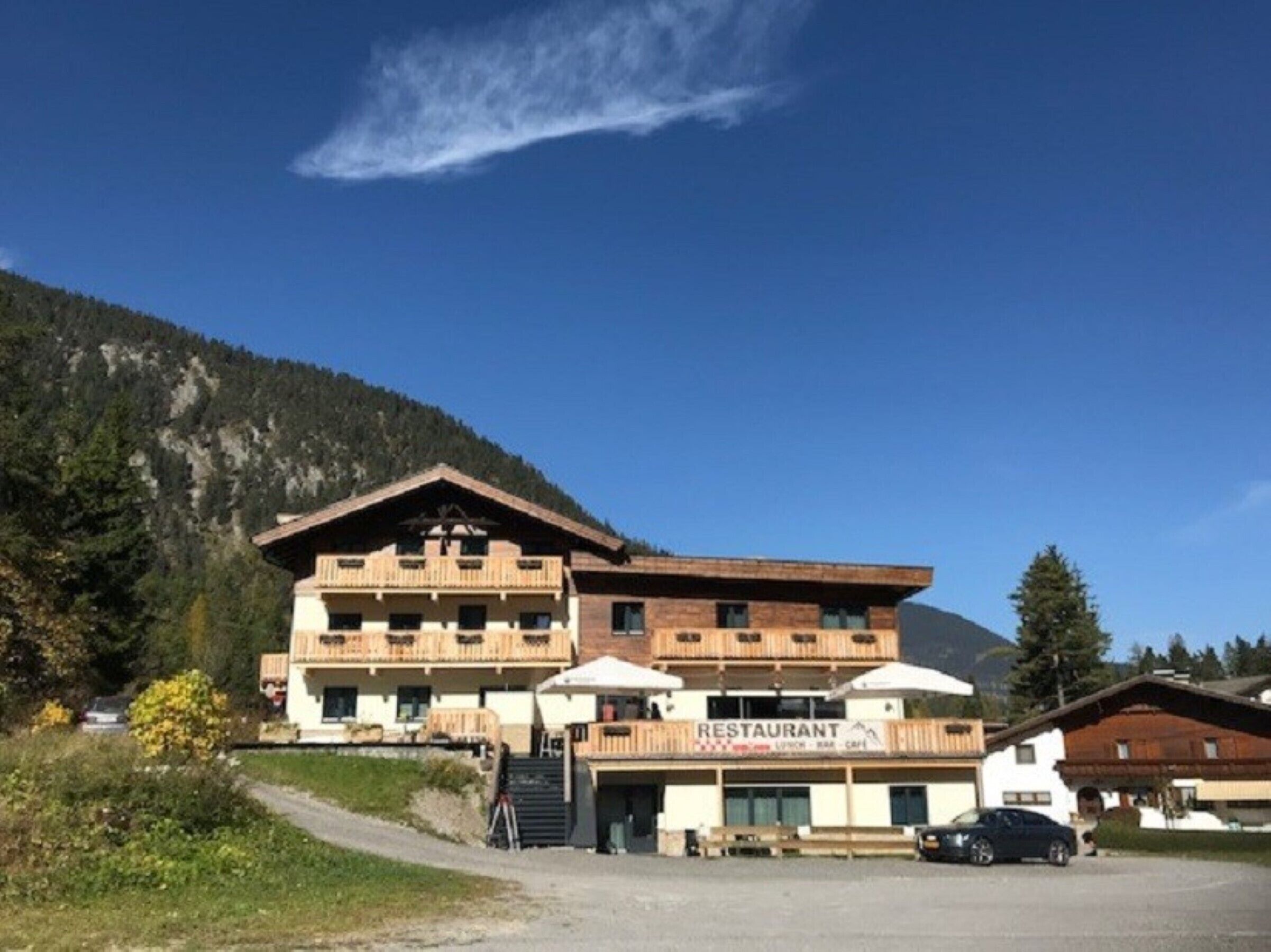 Relax wonderfully and into an apartment with a view of the slopes / mountains.