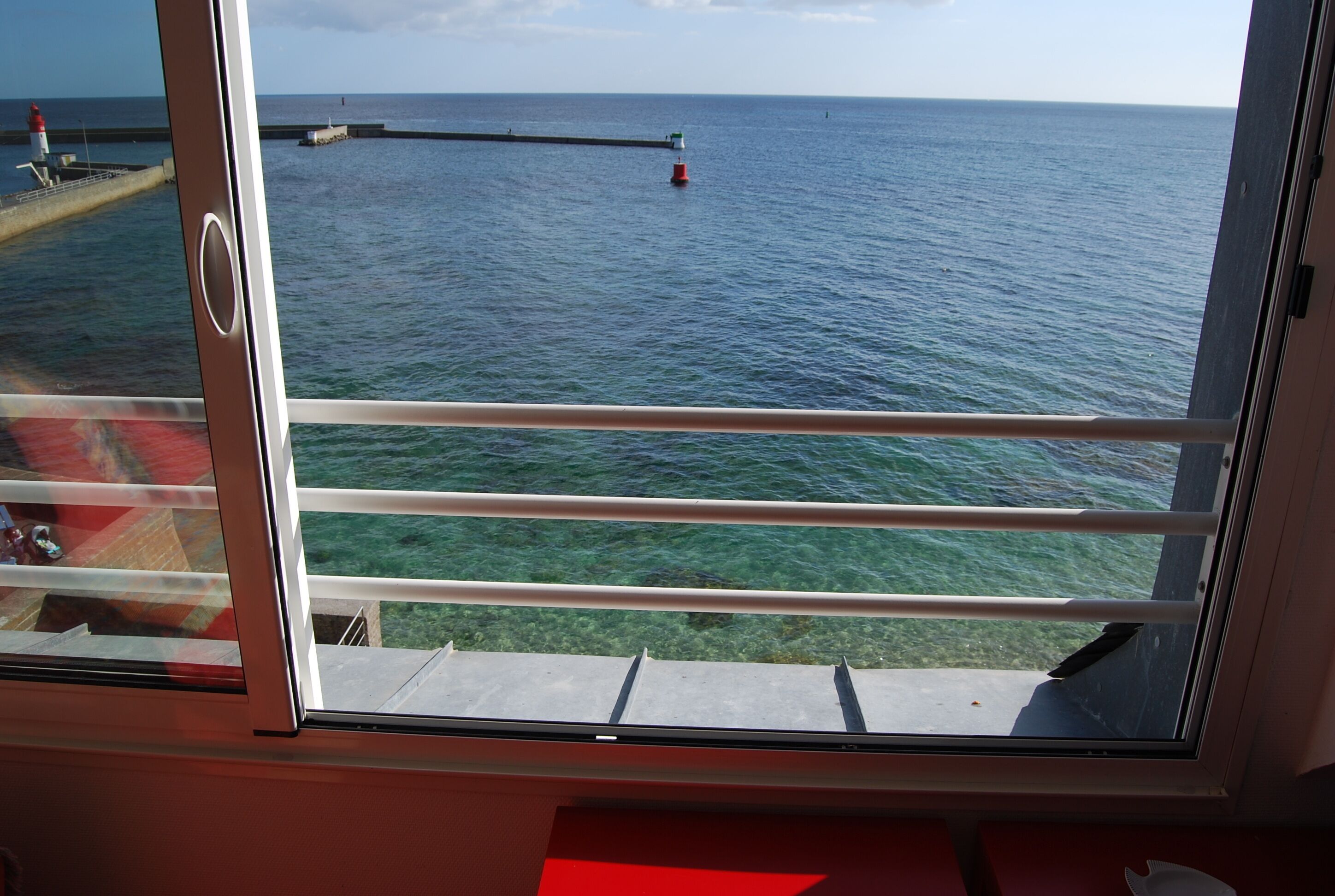 Studio in house bordering the water, exceptional view over the harbour entrance