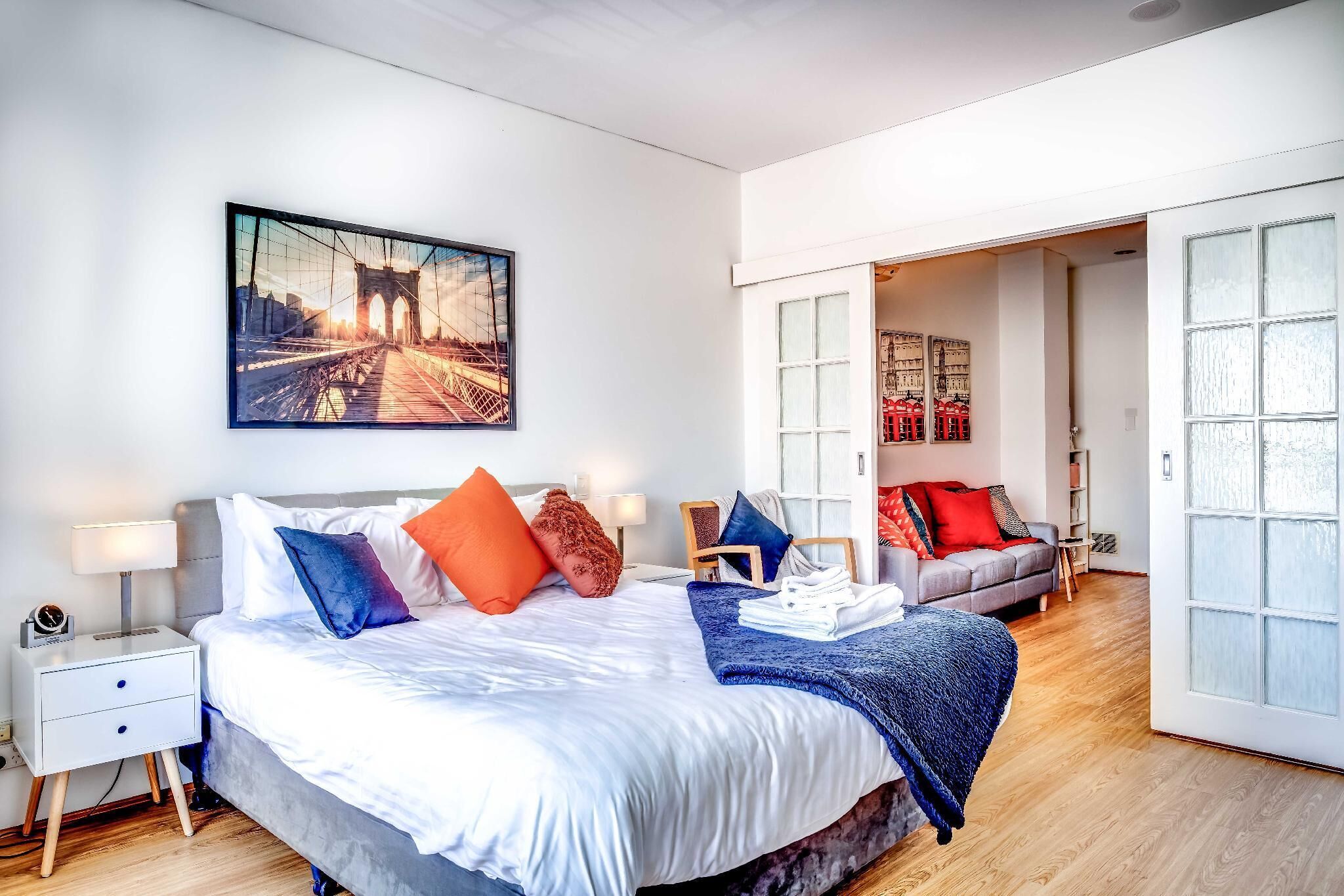 405 Charming Central, r2 bedroom, lift. chrome cast