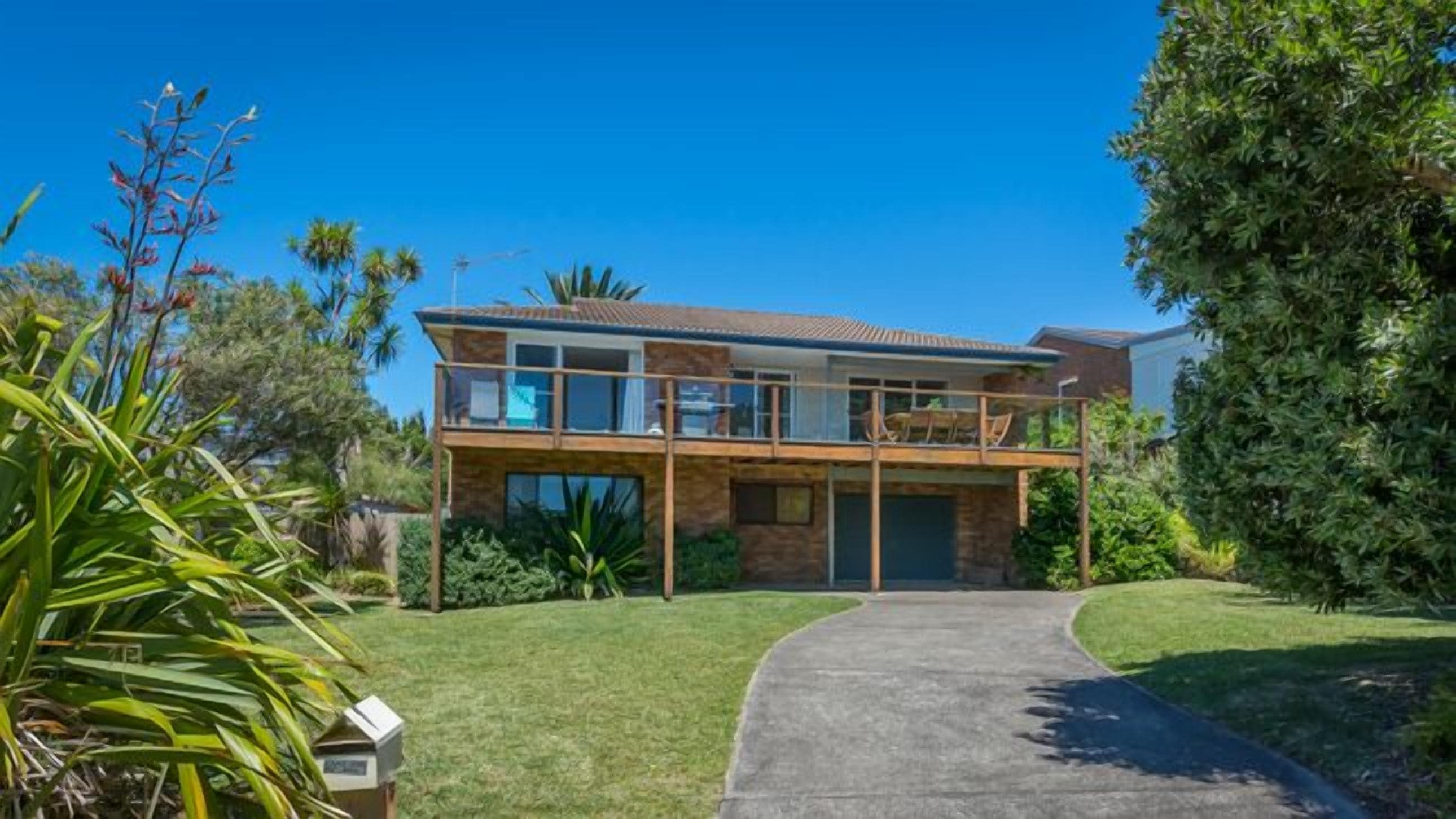 Large comfortable house just a stones throw from the beach. Pets welcome!