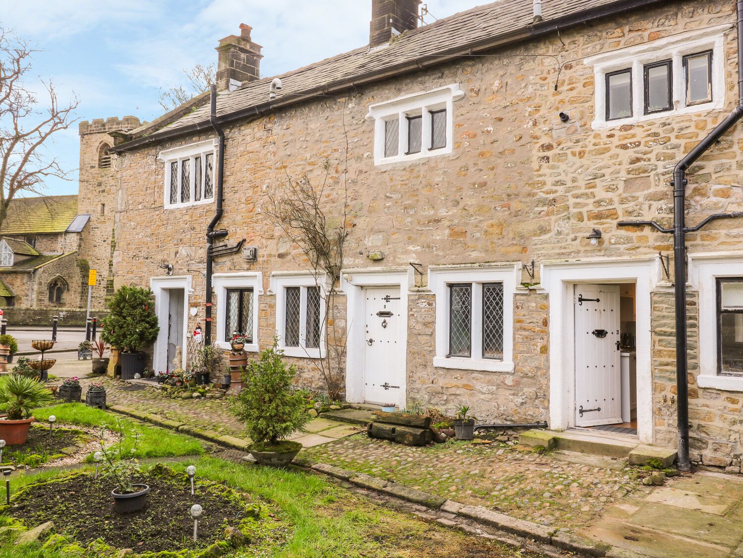 3 POOLE END, pet friendly, with open fire in Whalley