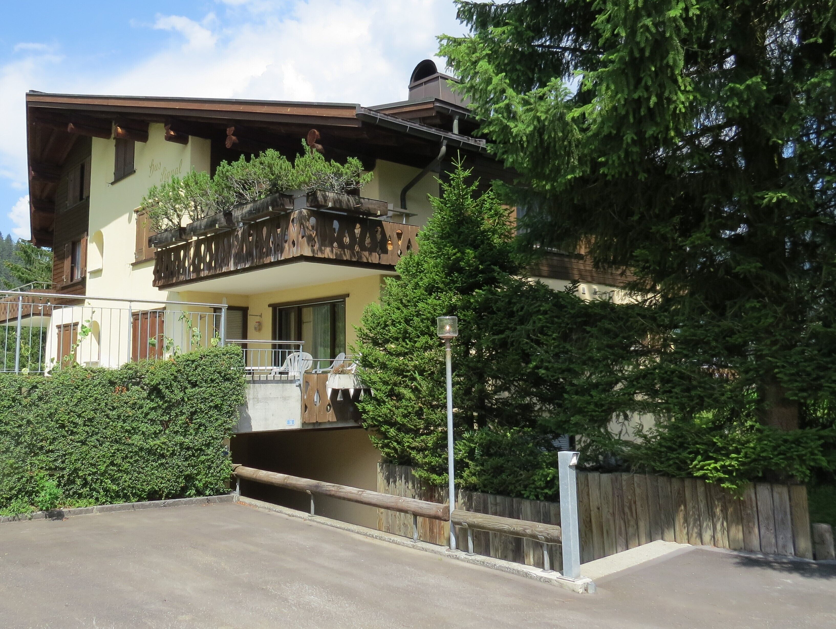 1 bedroom apartment in chalet with stunning view over Klosters and mountains.