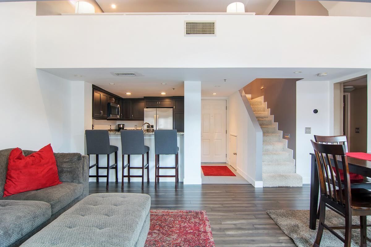 Beautiful, modern penthouse condo in heart of the Marina District!