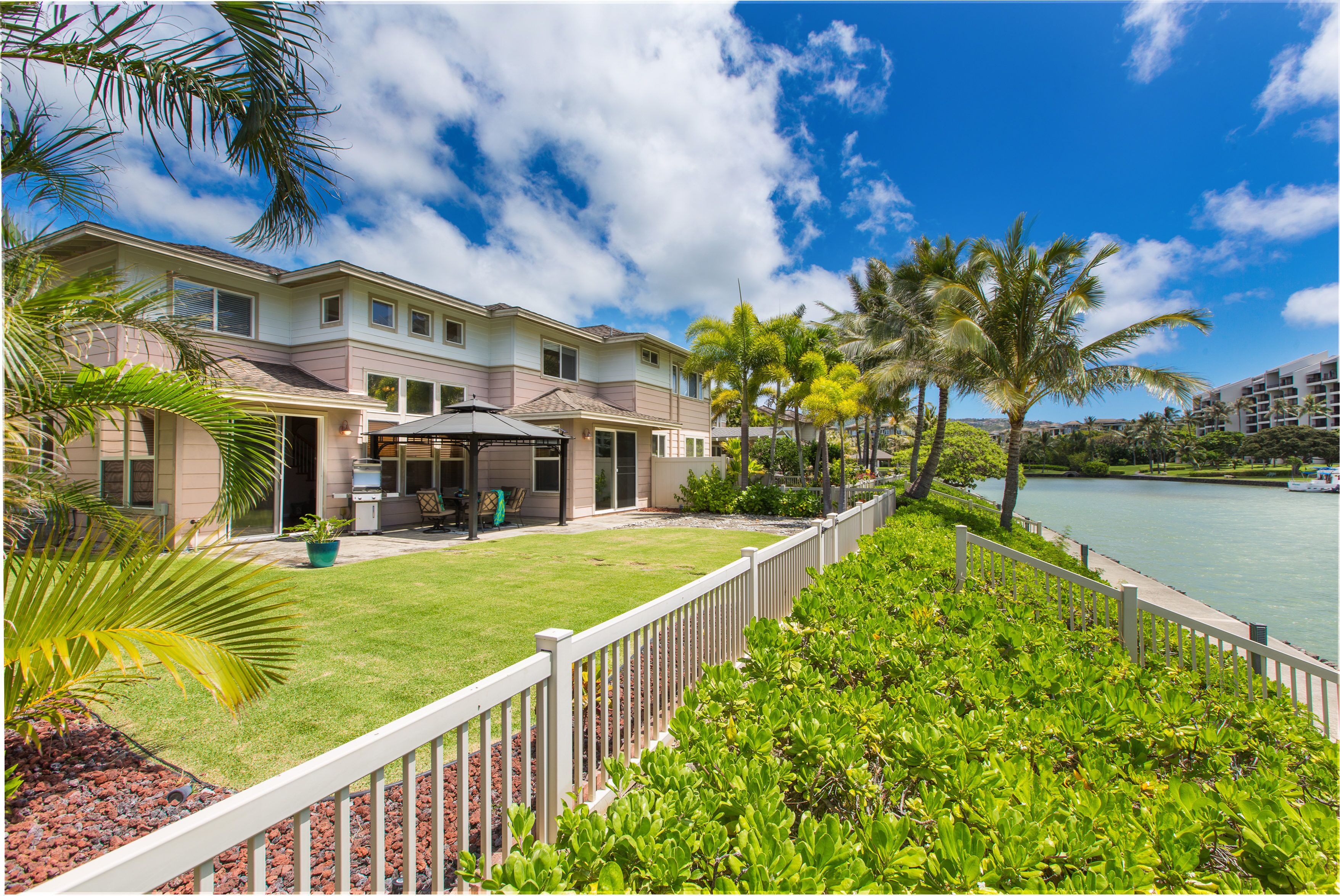 Modern Water Front Condo w/Gorgeous Views, A/C, Yard, & Shared Pool. Ohana Kai
