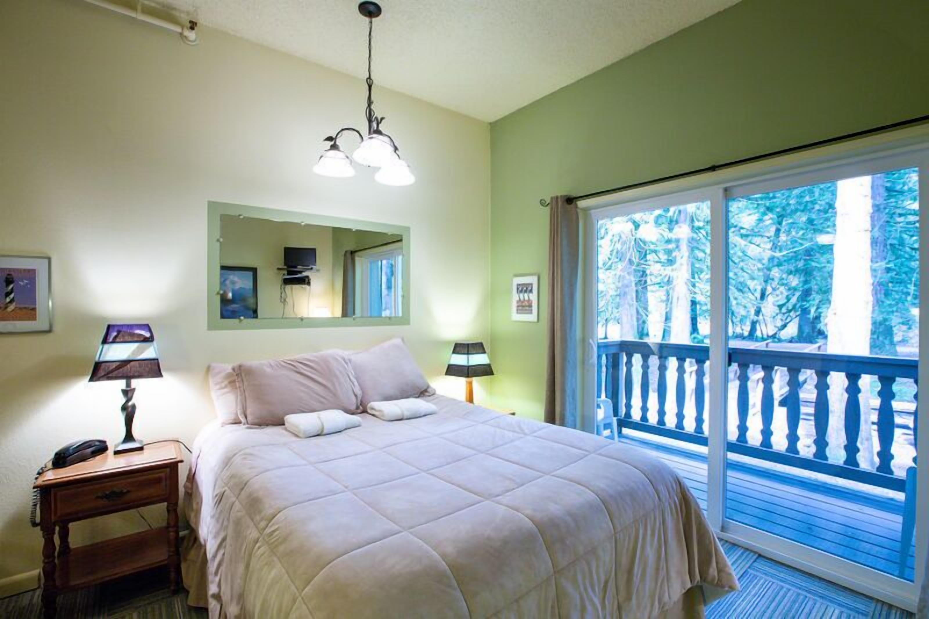 Snowline Lodge Condo #77 - Economical - Convenient - Kitchenette - Sleeps 2