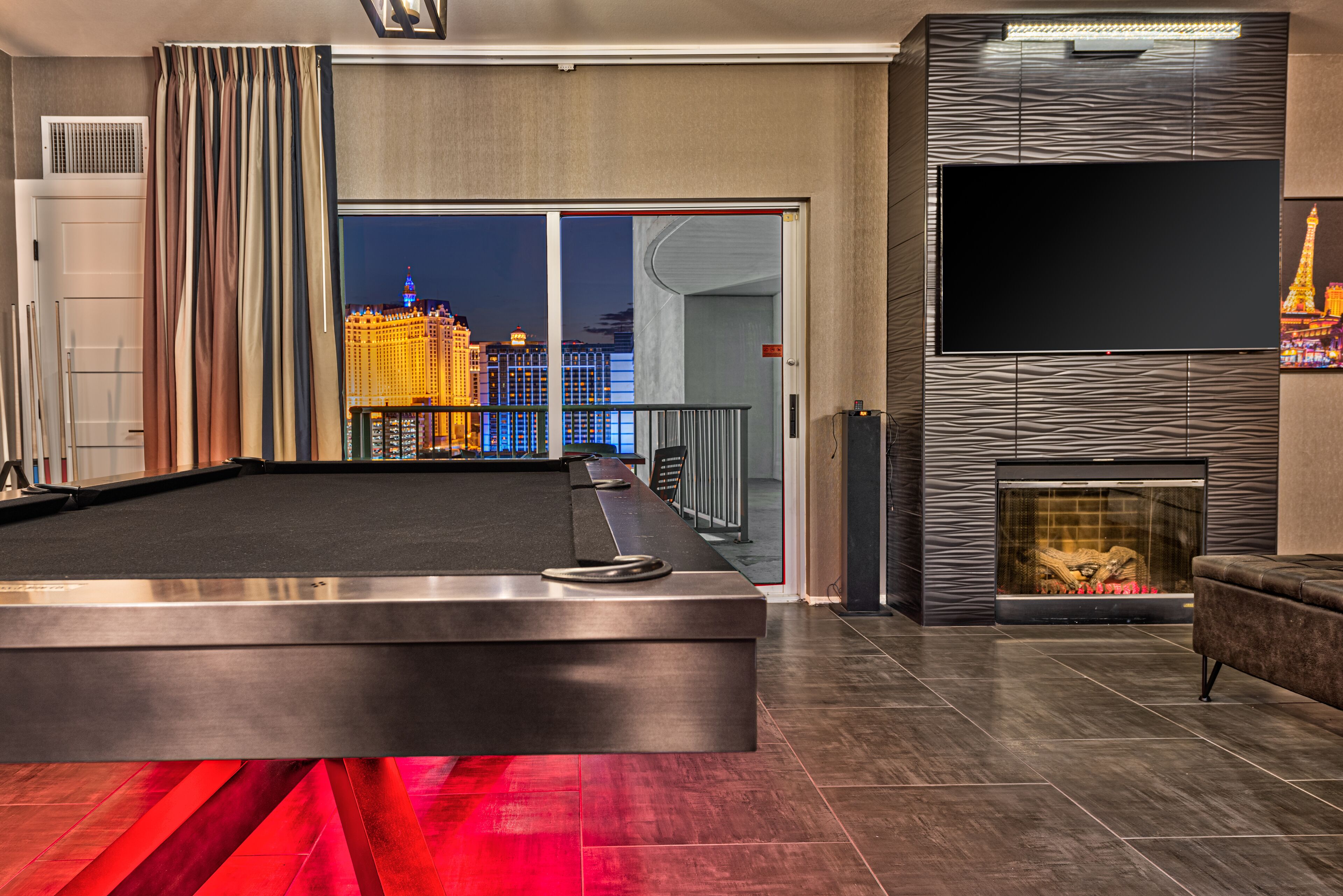 1-of-a-kind Suite✔StripView ✔PoolTable✔Full Size Arcade