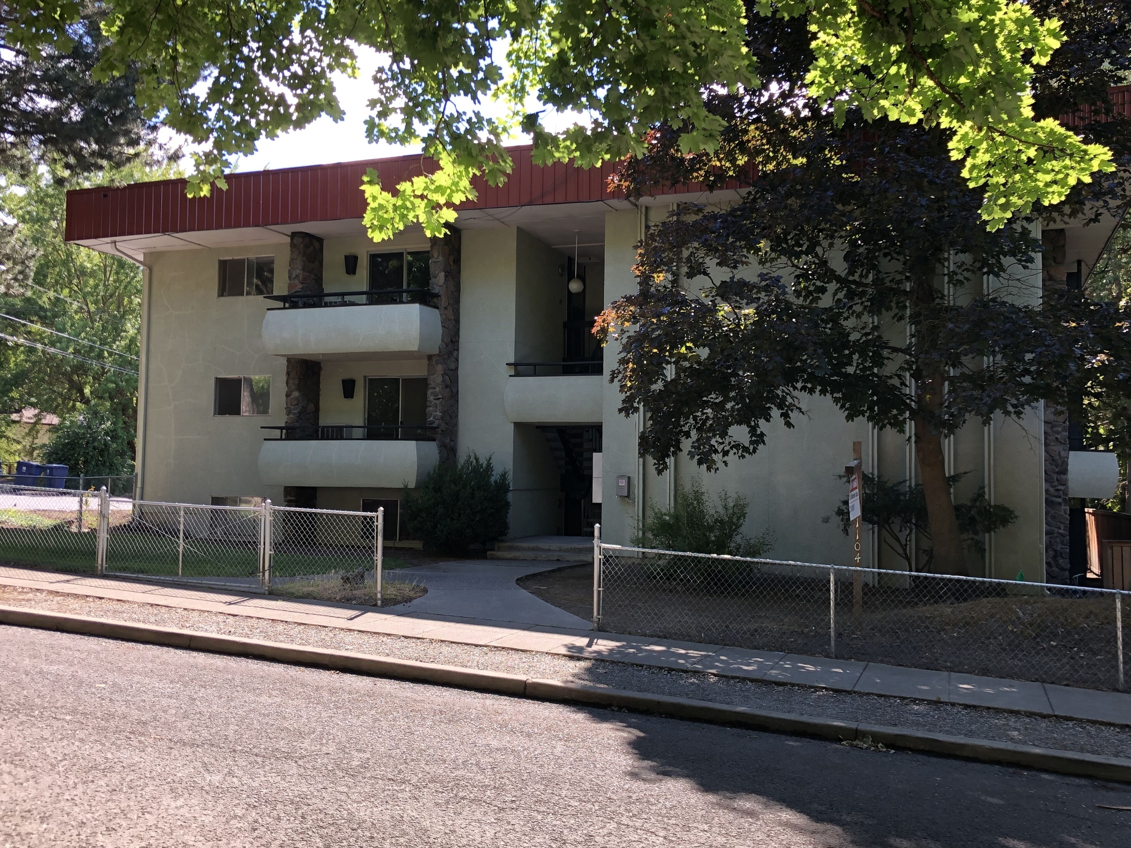 Ease of access lower South Hill location close to freeway and downtown access.