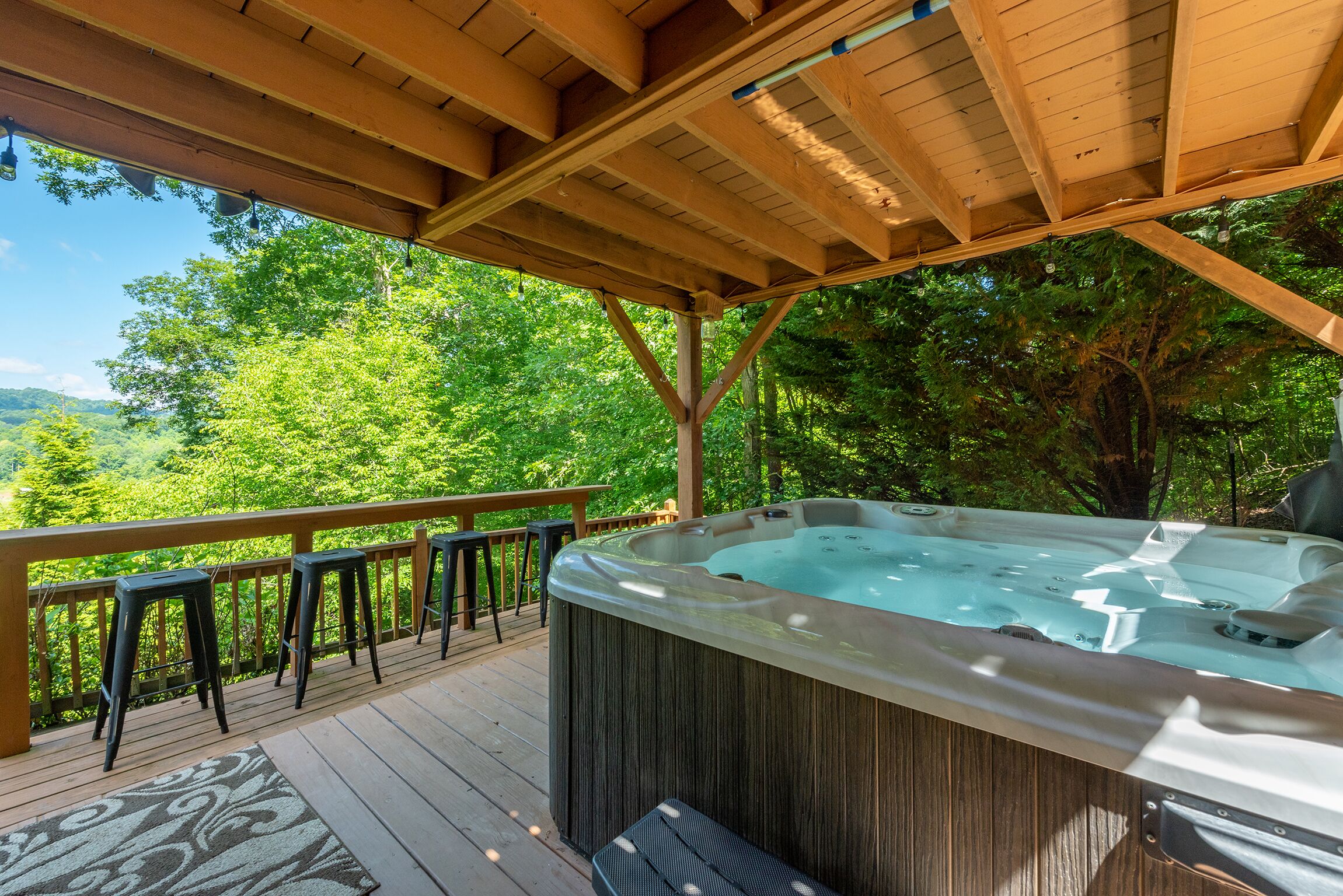 Magical Mtn Lodge, Hot tub, Firepit, Grill, WiFi, Pool Table, Close to Asheville