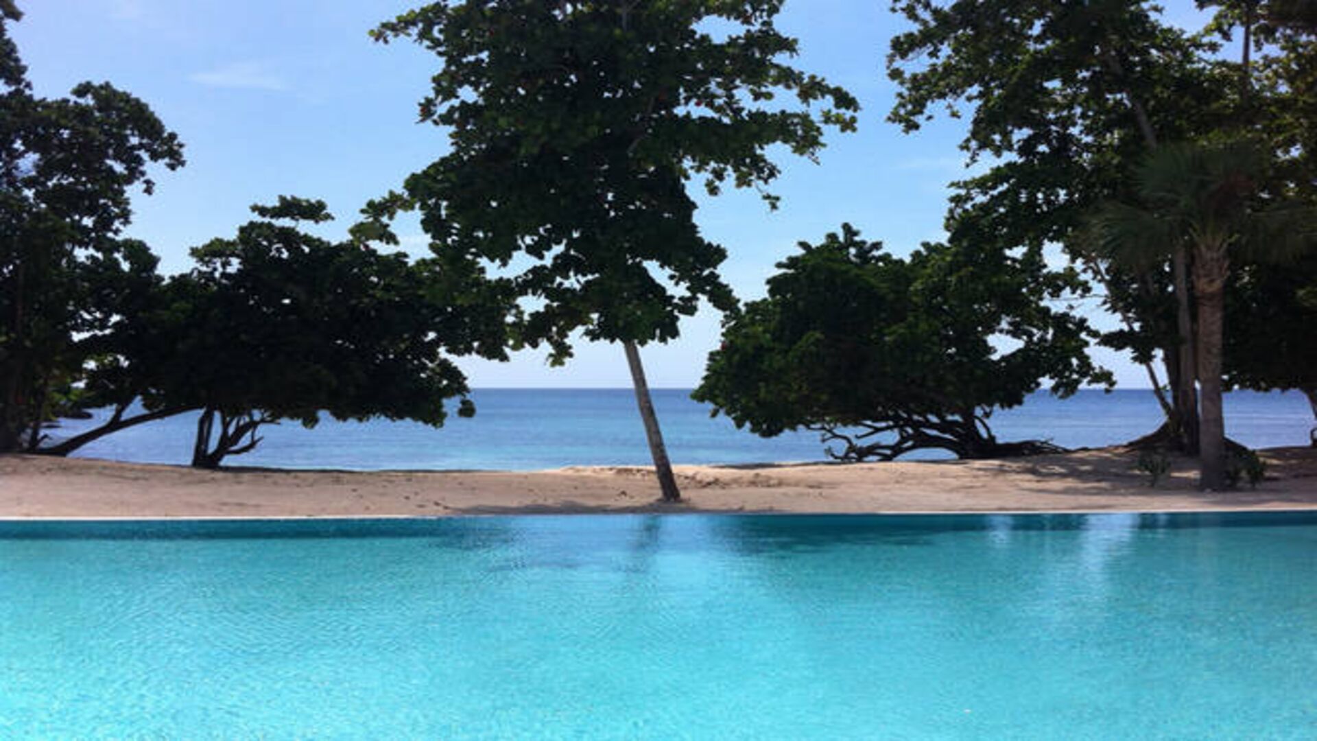 upscale 1 bedroom apartment in private beach community