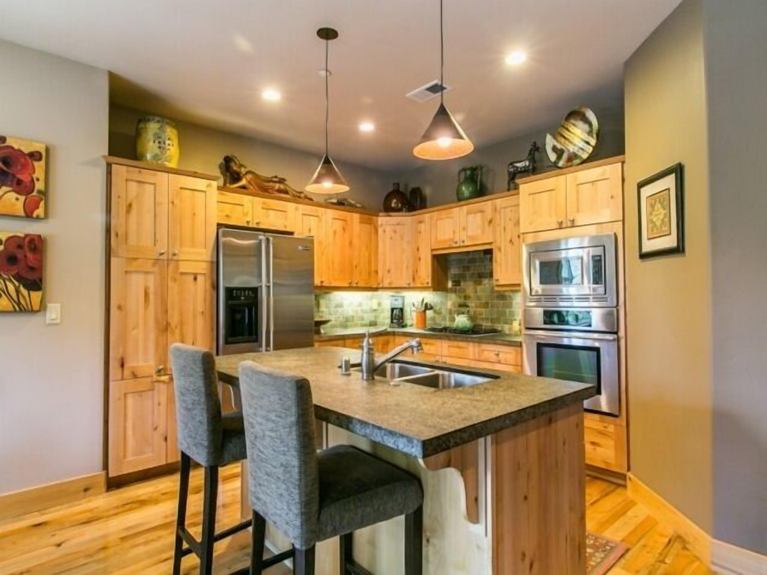 Contemporary clean townhome, great location, short walk to downtown