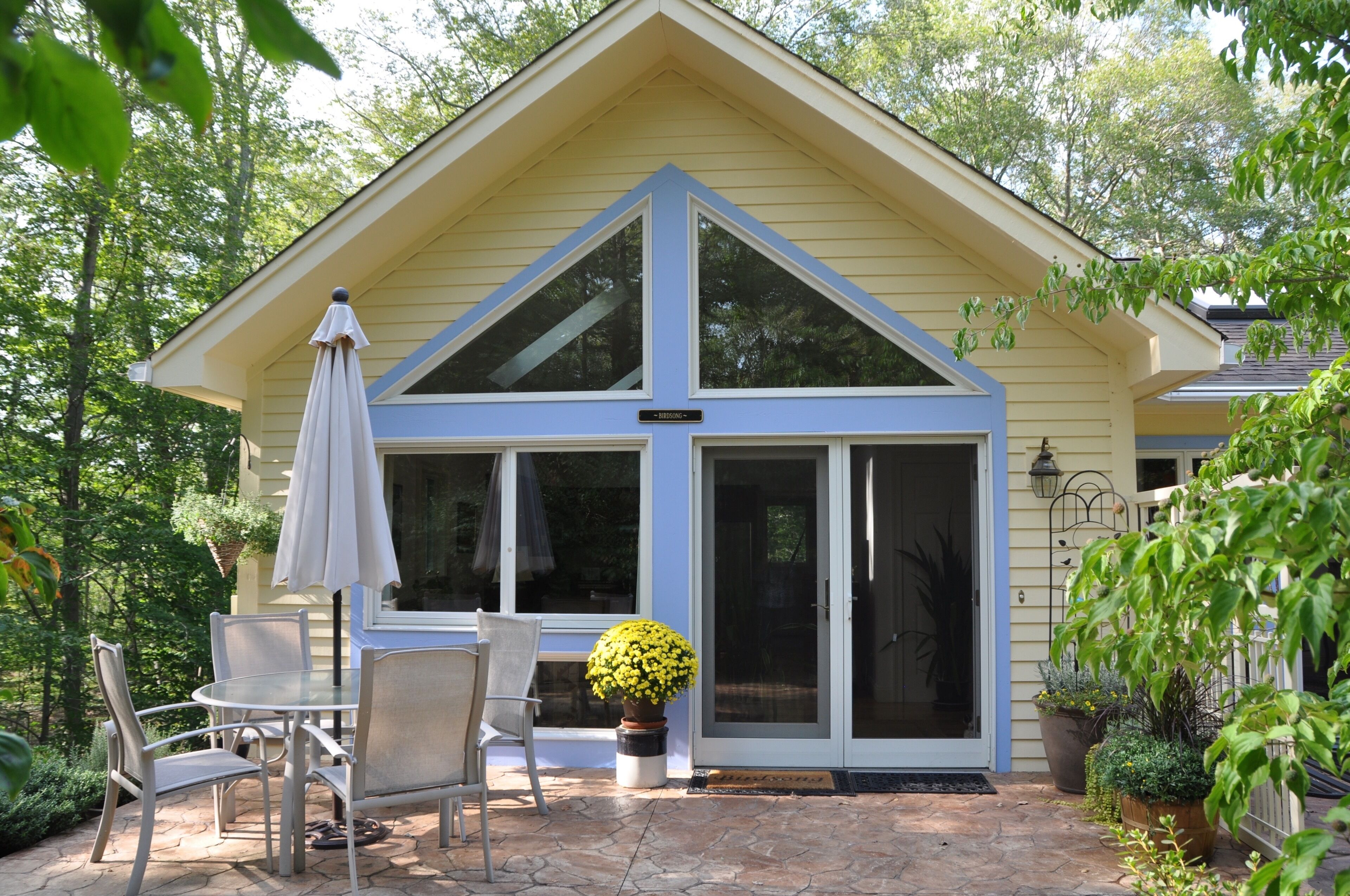 Birdsong - Relaxation, Activities & Culture In Quaint Shoreline Town
