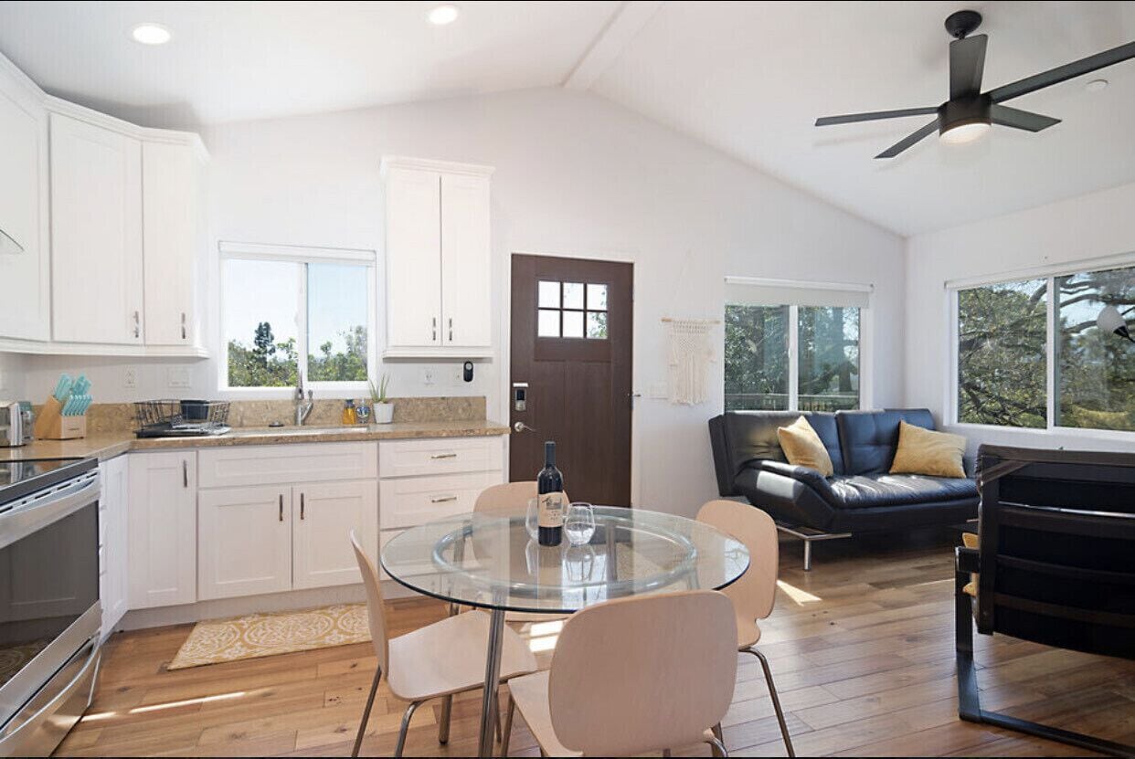 House on a Hill w/ Gorgeous Views! Comfy King Bed, Full Kitchen, Wifi