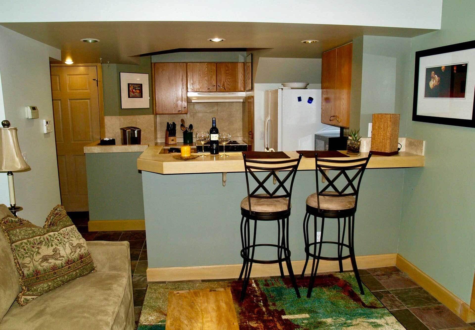 Walking neighborhood minutes from downtown