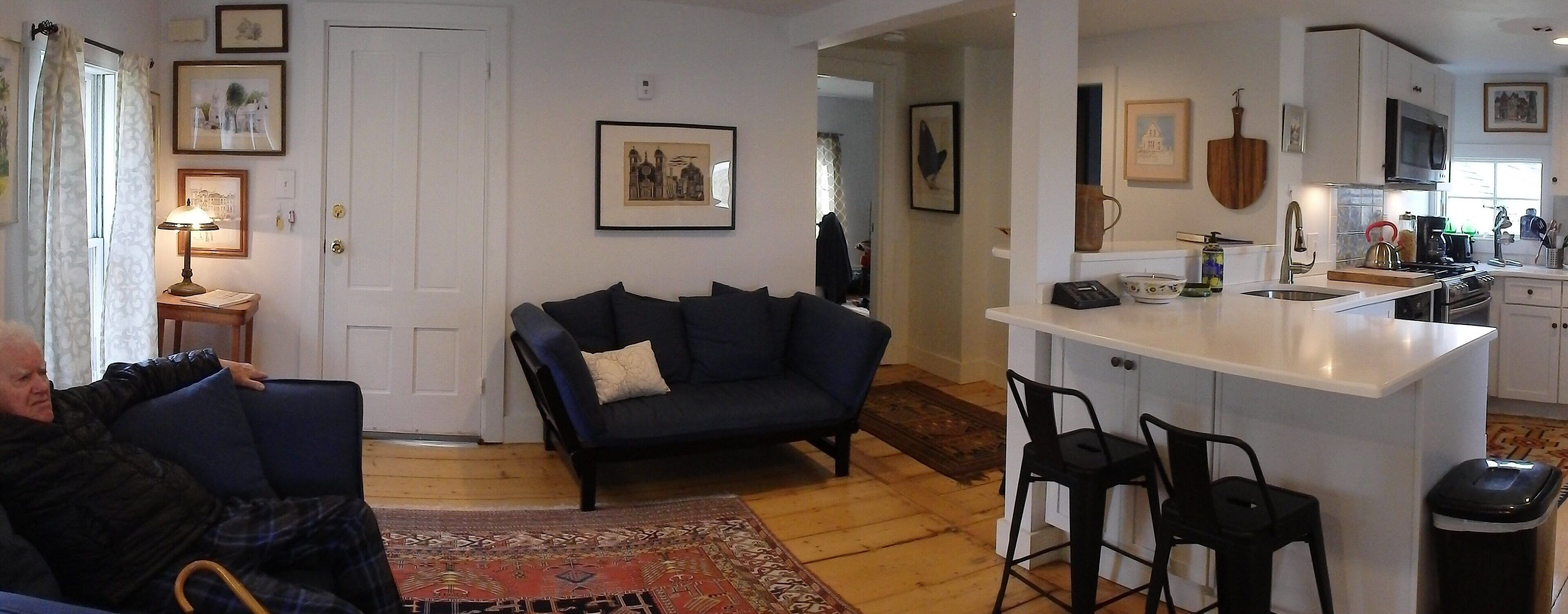 Gorgeous 2nd floor flat, steps from restaurants, town pier & Mayo Beach