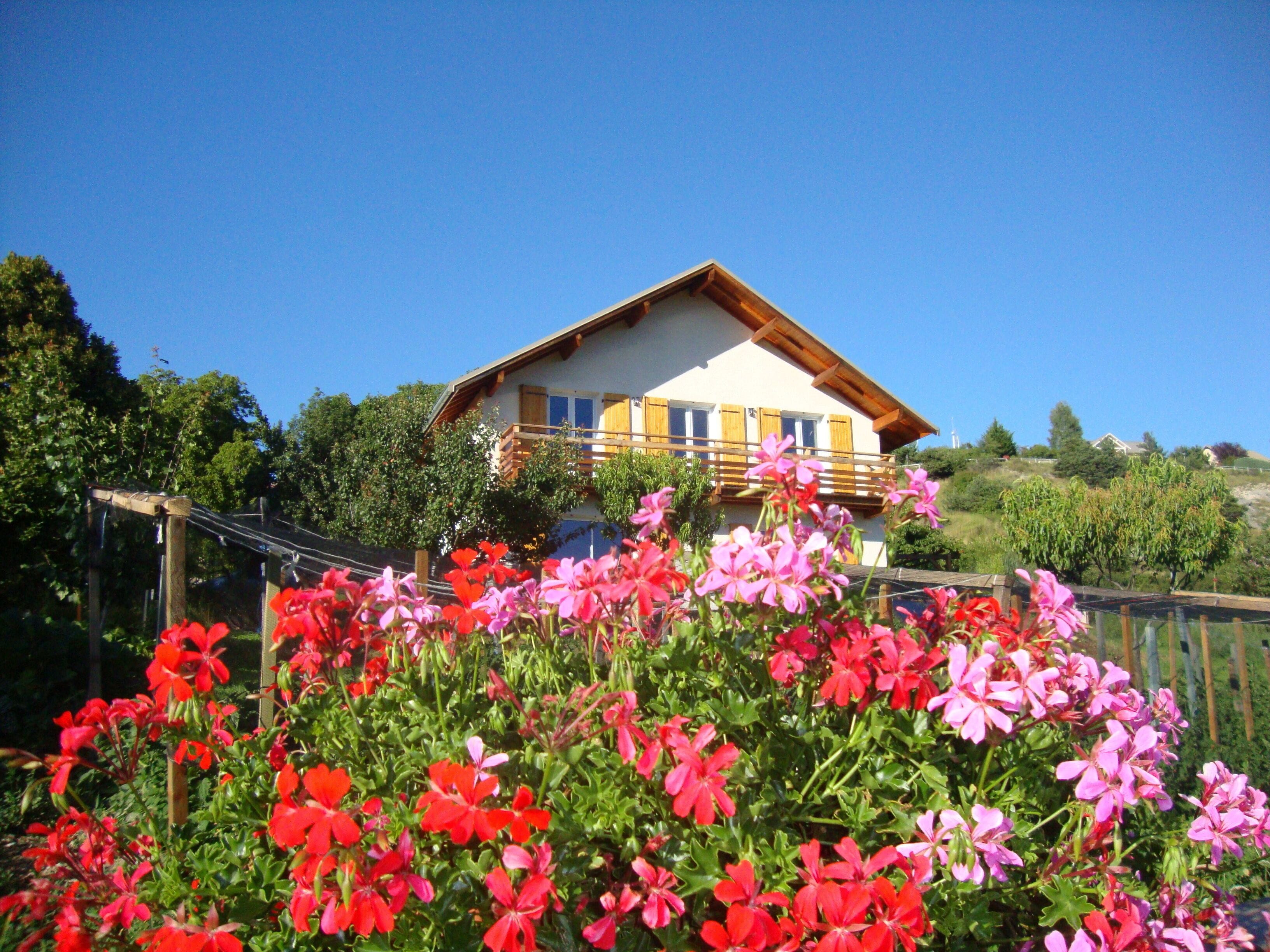 contemporary gite between Ubaye and Durance overlooking the Serre Ponçon lake