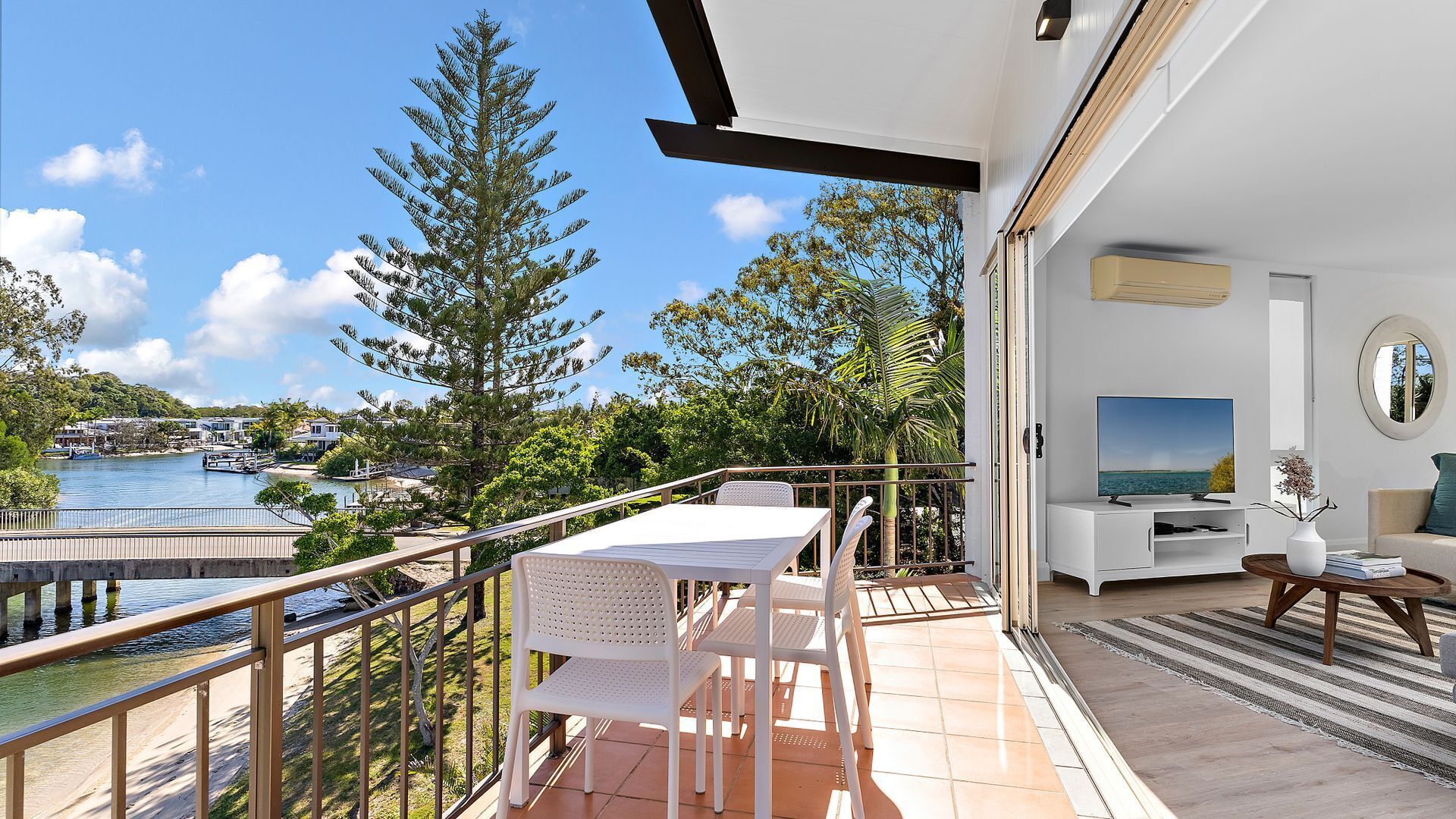 Noosa Sound, waterfront, stones throw to main beach