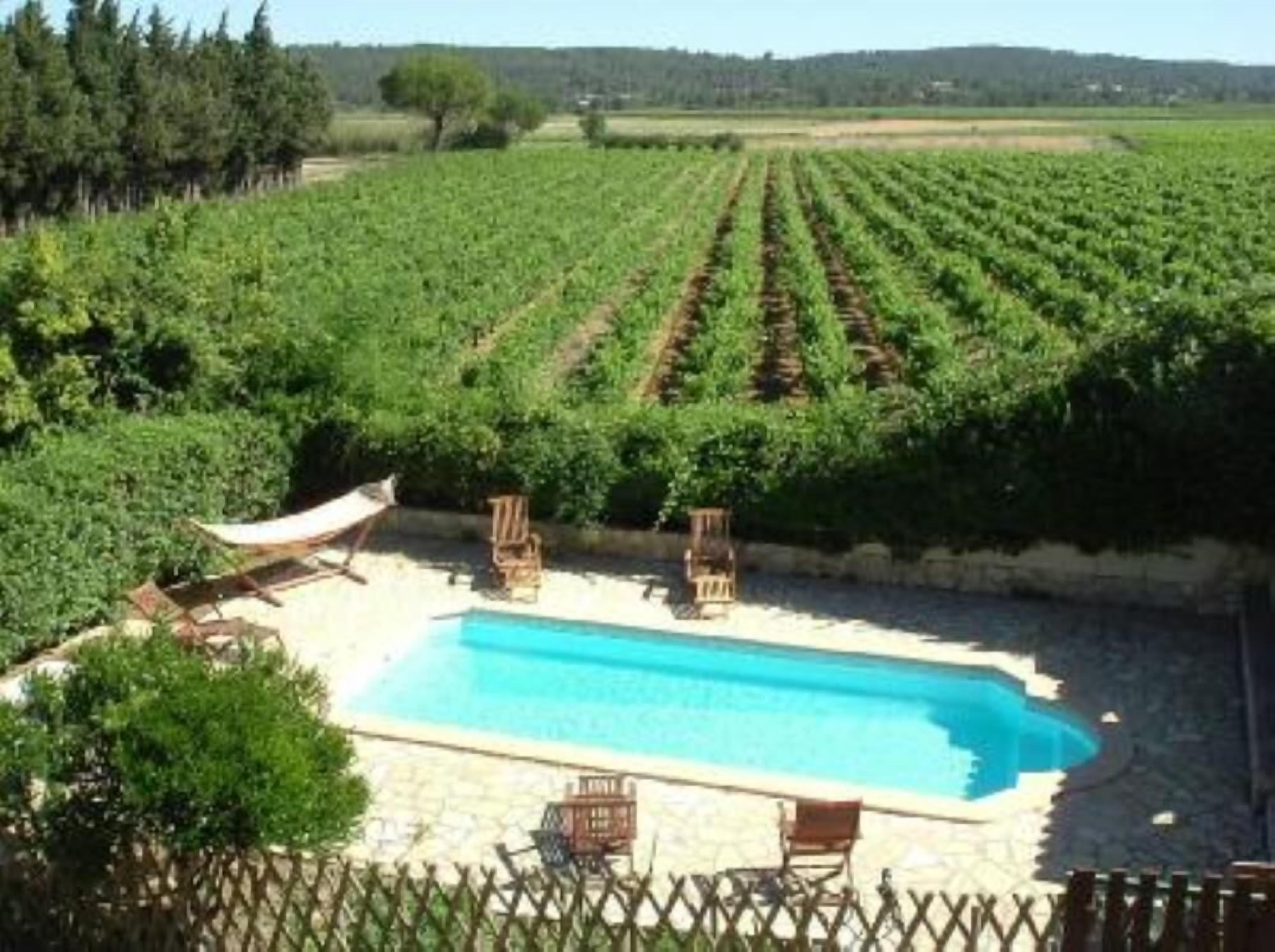 Character gite with swimming pool, surrounded by vineyards, 30 min drive from the Mediterranean coast.