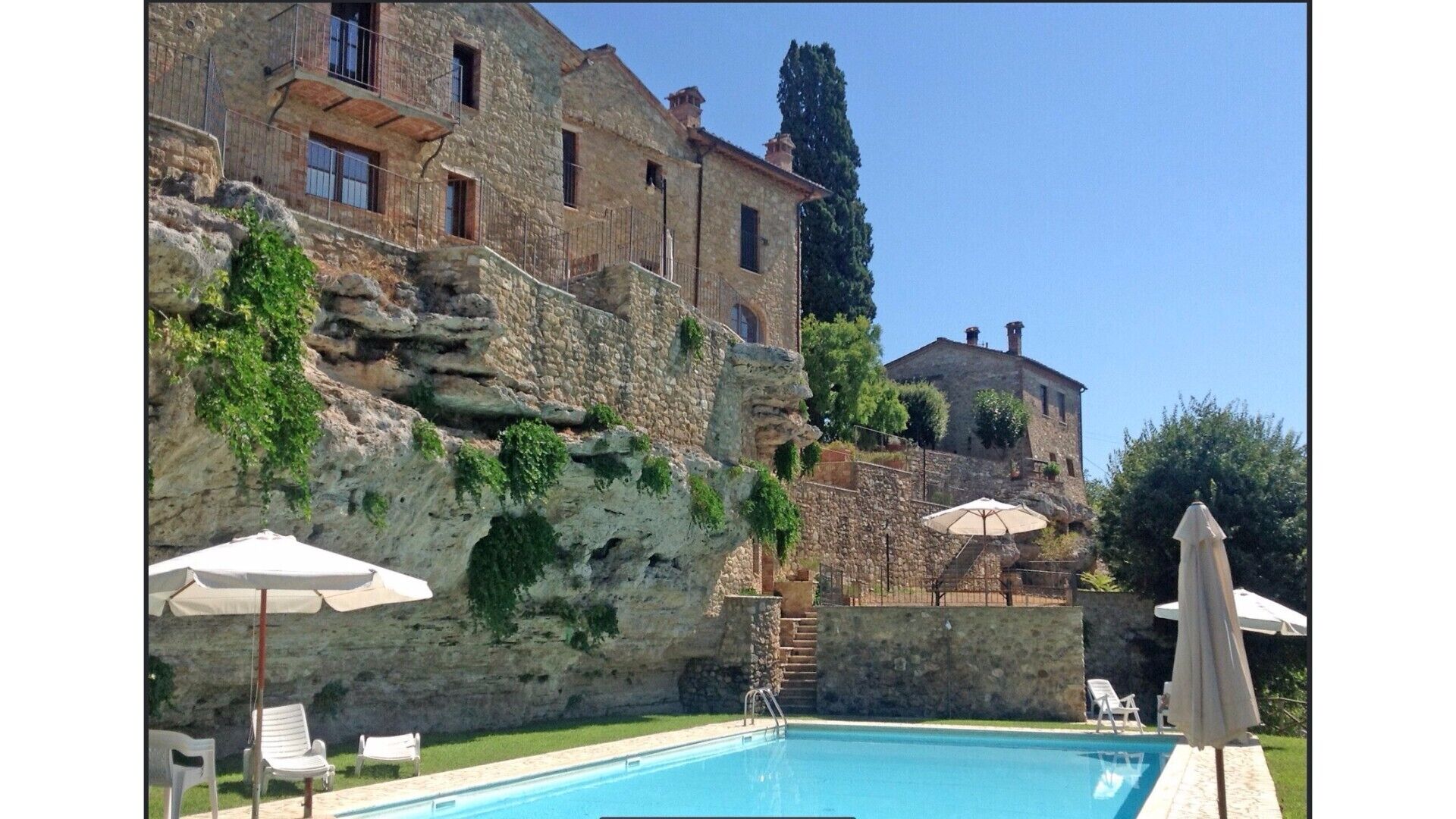 Oasis with swimming pool between the spa and the Crete Senesi