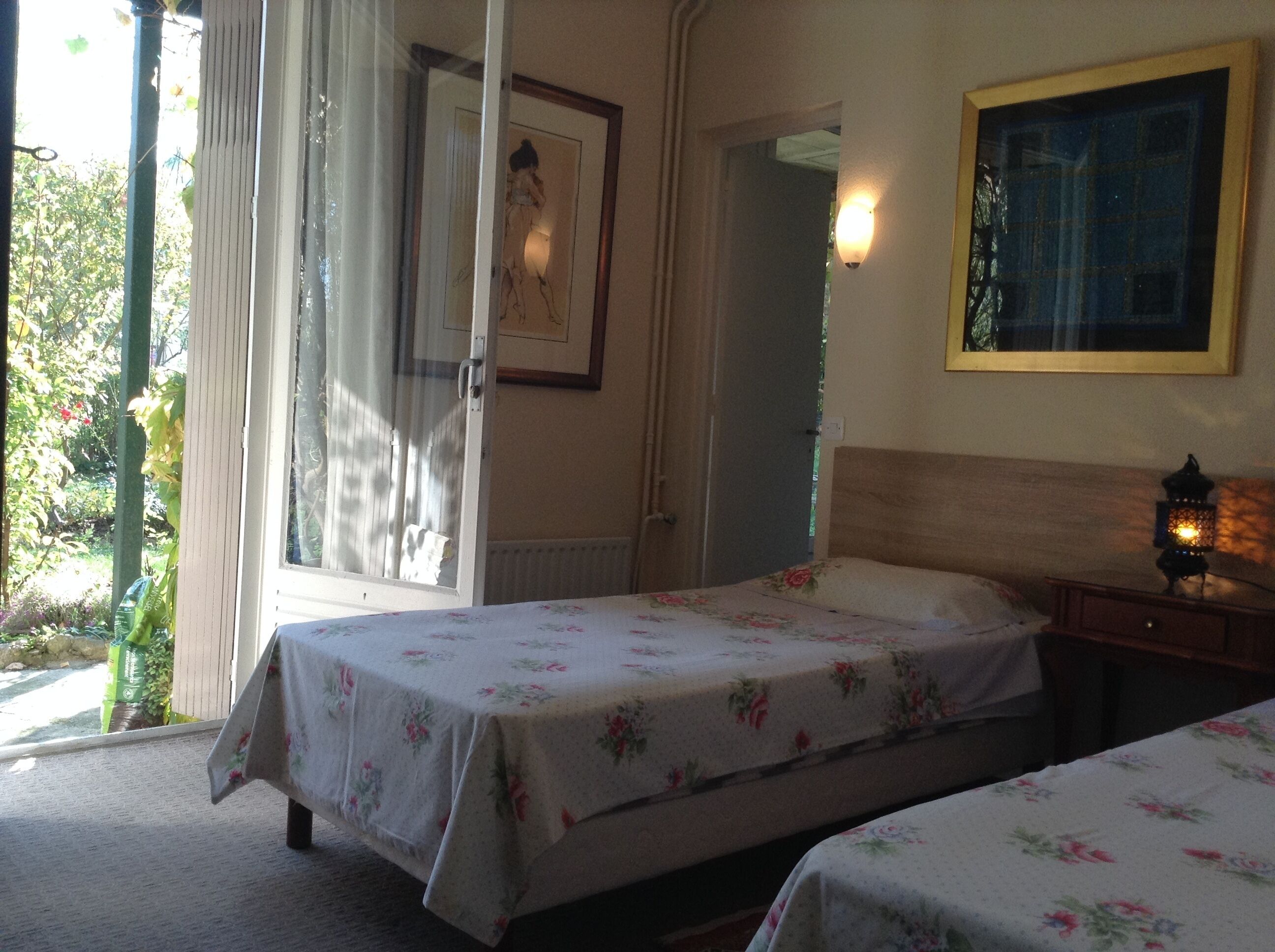 La bonne auberge. Chambres D'hôtes / Bed and  community.